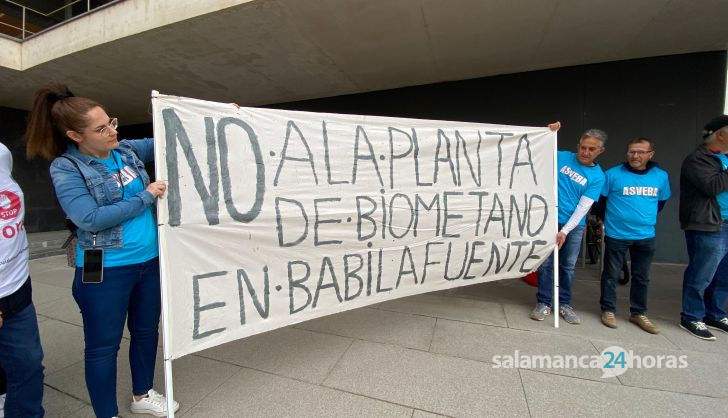 ‘Cuidamos Villamayor’ y vecinos de Babilafuente se manifiestan frente a la Junta de Castilla y León. Fotos S24H