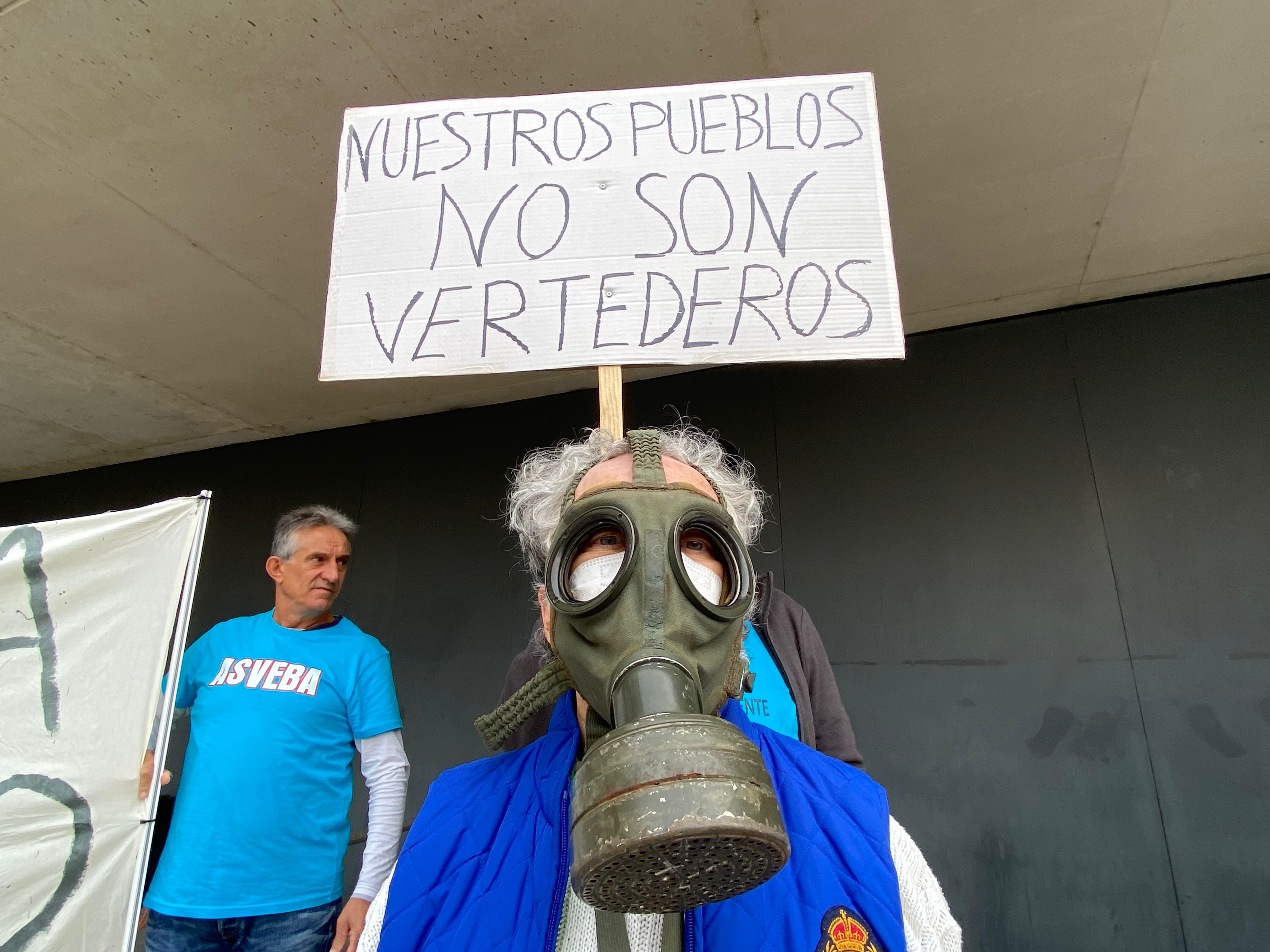 ‘Cuidamos Villamayor’ y vecinos de Babilafuente se manifiestan frente a la Junta de Castilla y León. Fotos S24H