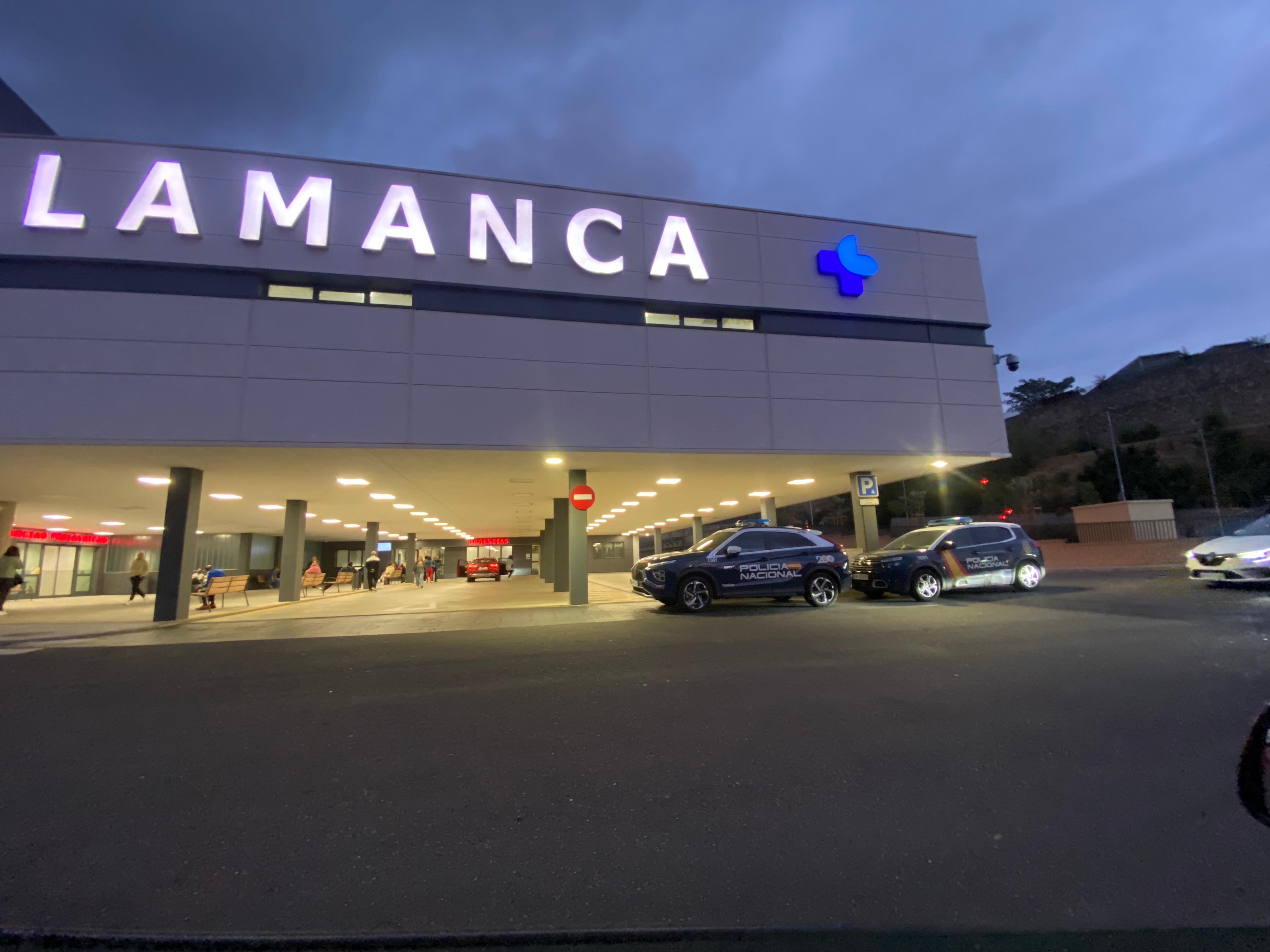 Dos coches de la Policía Nacional en el hospital de Salamanca. Archivo