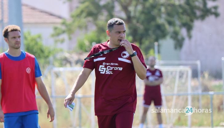 Dani Llácer, con un silbato en un entrenamiento | FOTO SALAMANCA24HORAS.COM