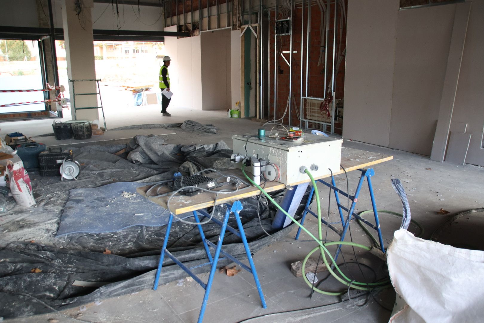 Carlos García Carbayo, visita las obras de construcción de la nueva biblioteca municipal Carmen Martín Gaite