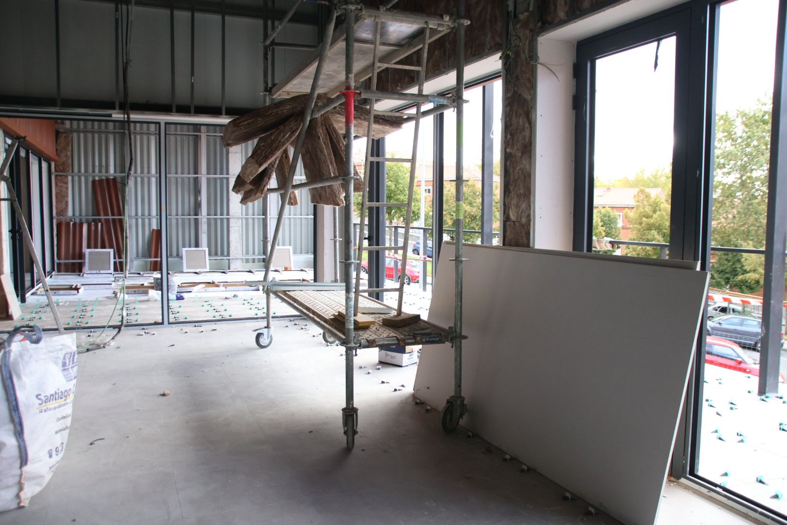 Carlos García Carbayo, visita las obras de construcción de la nueva biblioteca municipal Carmen Martín Gaite