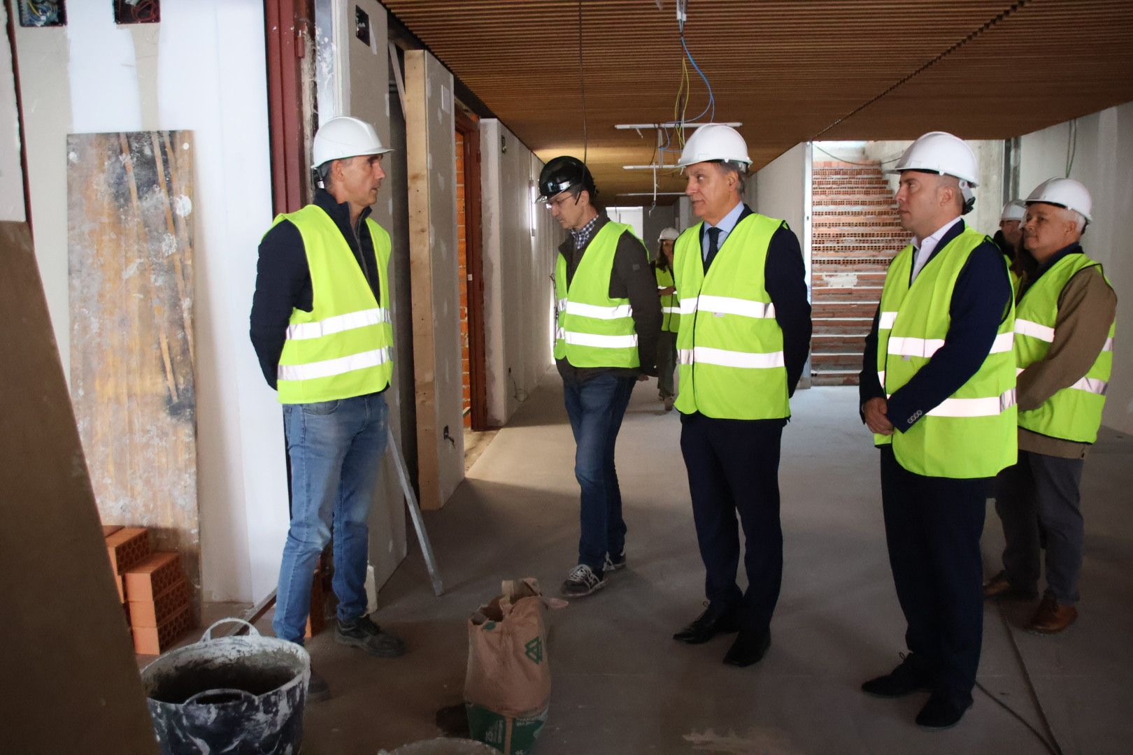 Carlos García Carbayo, visita las obras de construcción de la nueva biblioteca municipal Carmen Martín Gaite