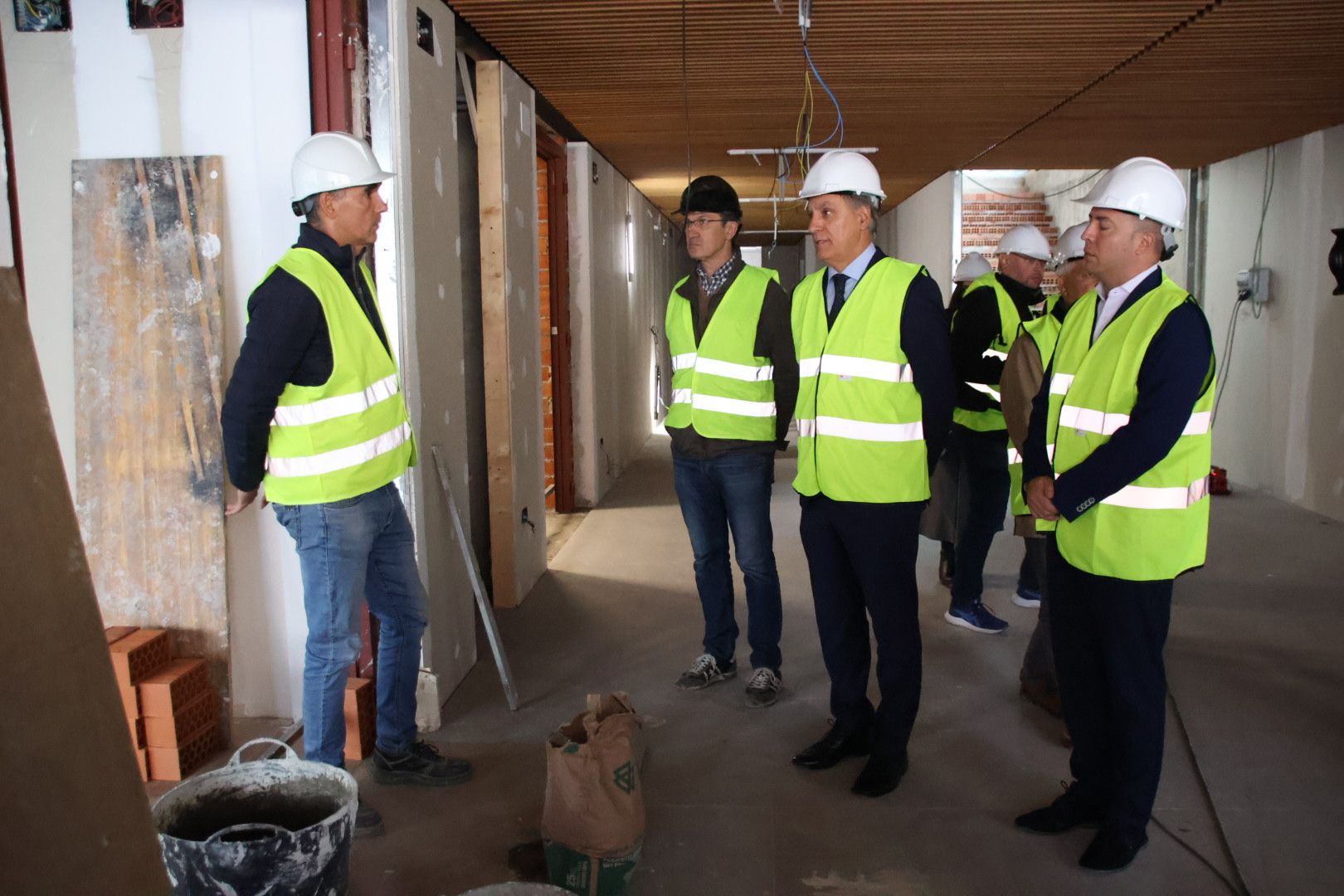 Carlos García Carbayo, visita las obras de construcción de la nueva biblioteca municipal Carmen Martín Gaite