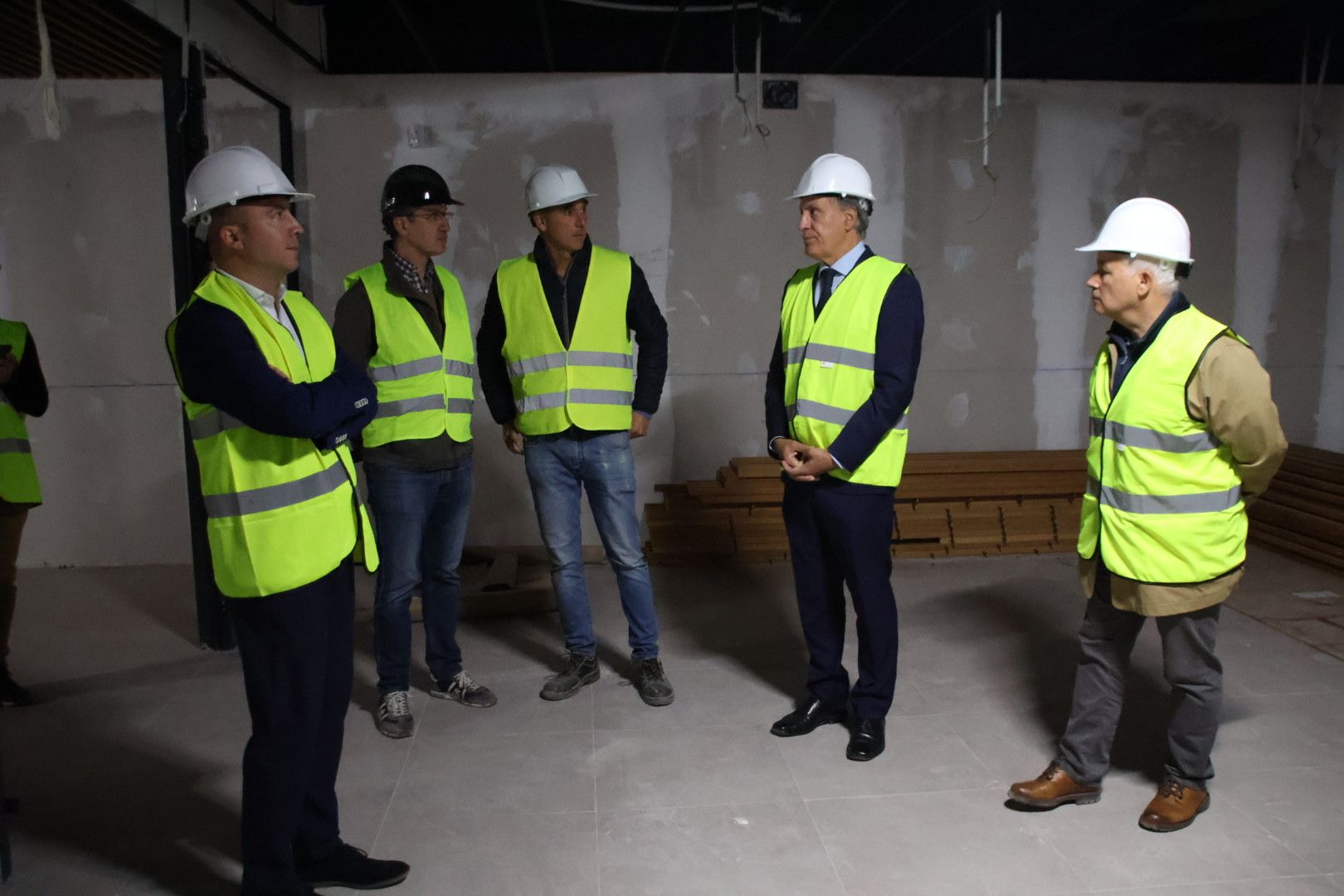 Carlos García Carbayo, visita las obras de construcción de la nueva biblioteca municipal Carmen Martín Gaite