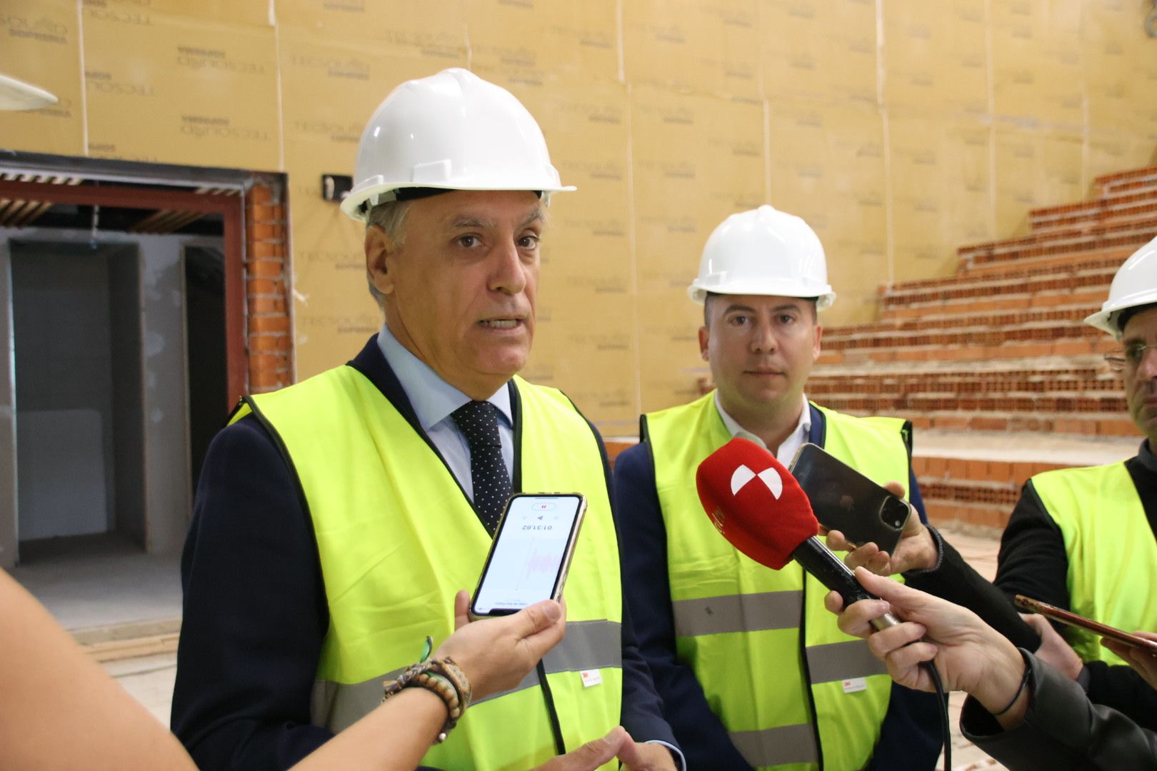 Carlos García Carbayo, visita las obras de construcción de la nueva biblioteca municipal Carmen Martín Gaite