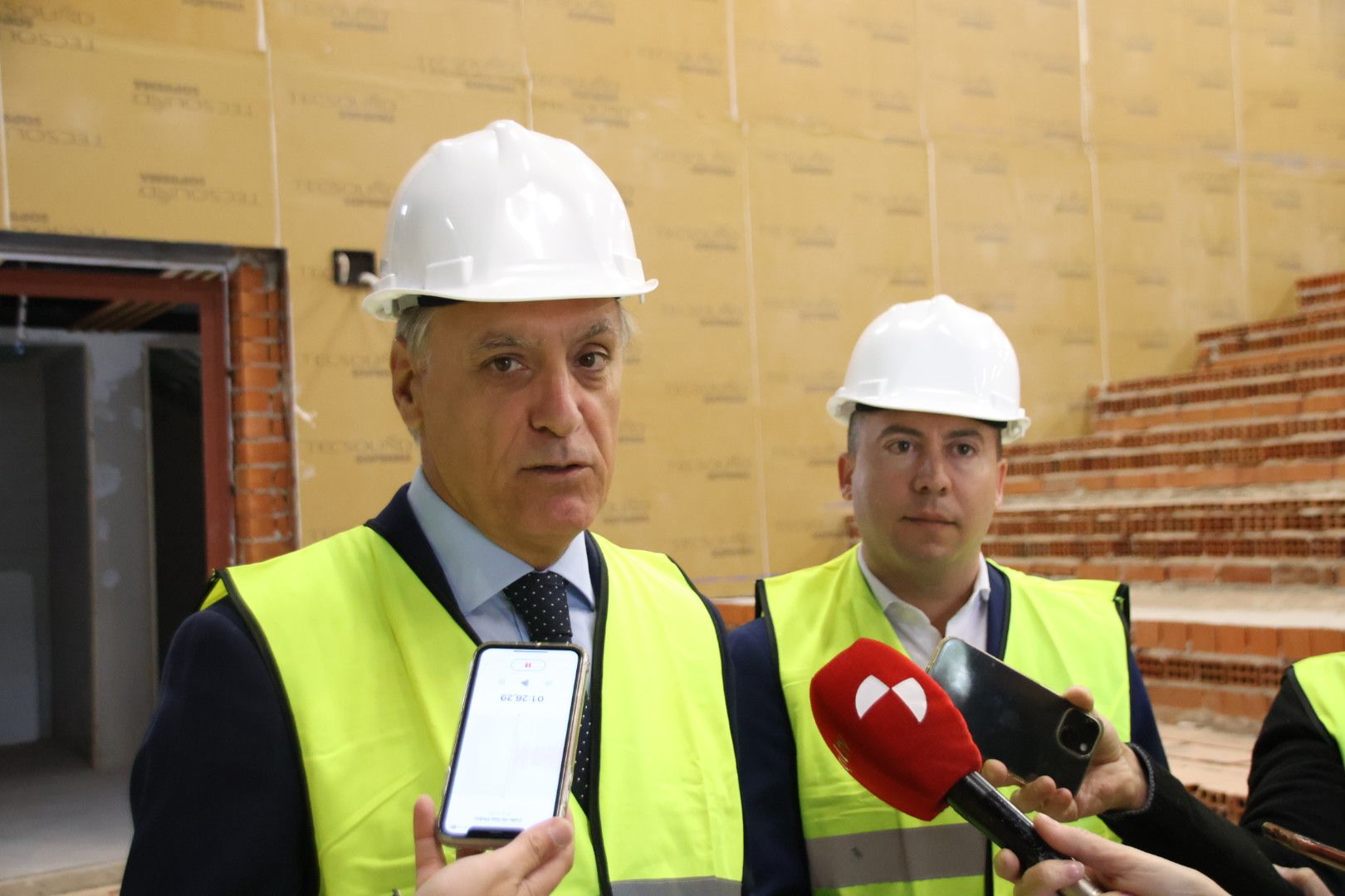 Carlos García Carbayo, visita las obras de construcción de la nueva biblioteca municipal Carmen Martín Gaite