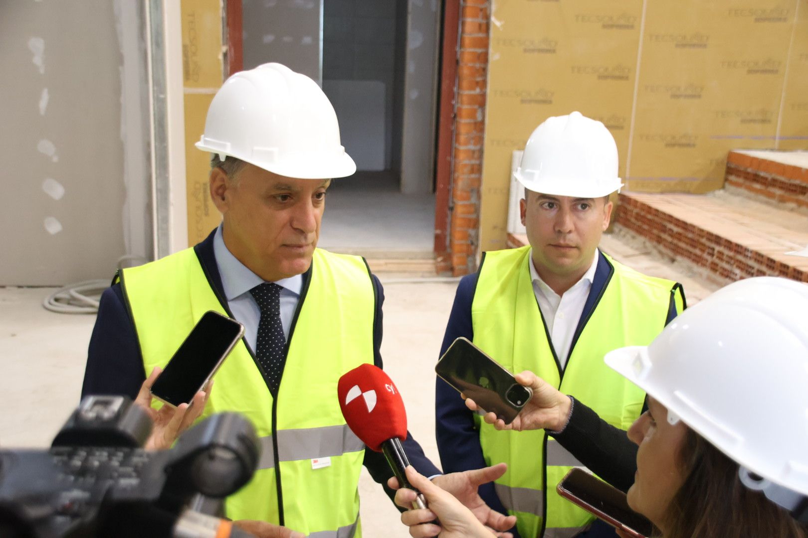 Carlos García Carbayo, visita las obras de construcción de la nueva biblioteca municipal Carmen Martín Gaite