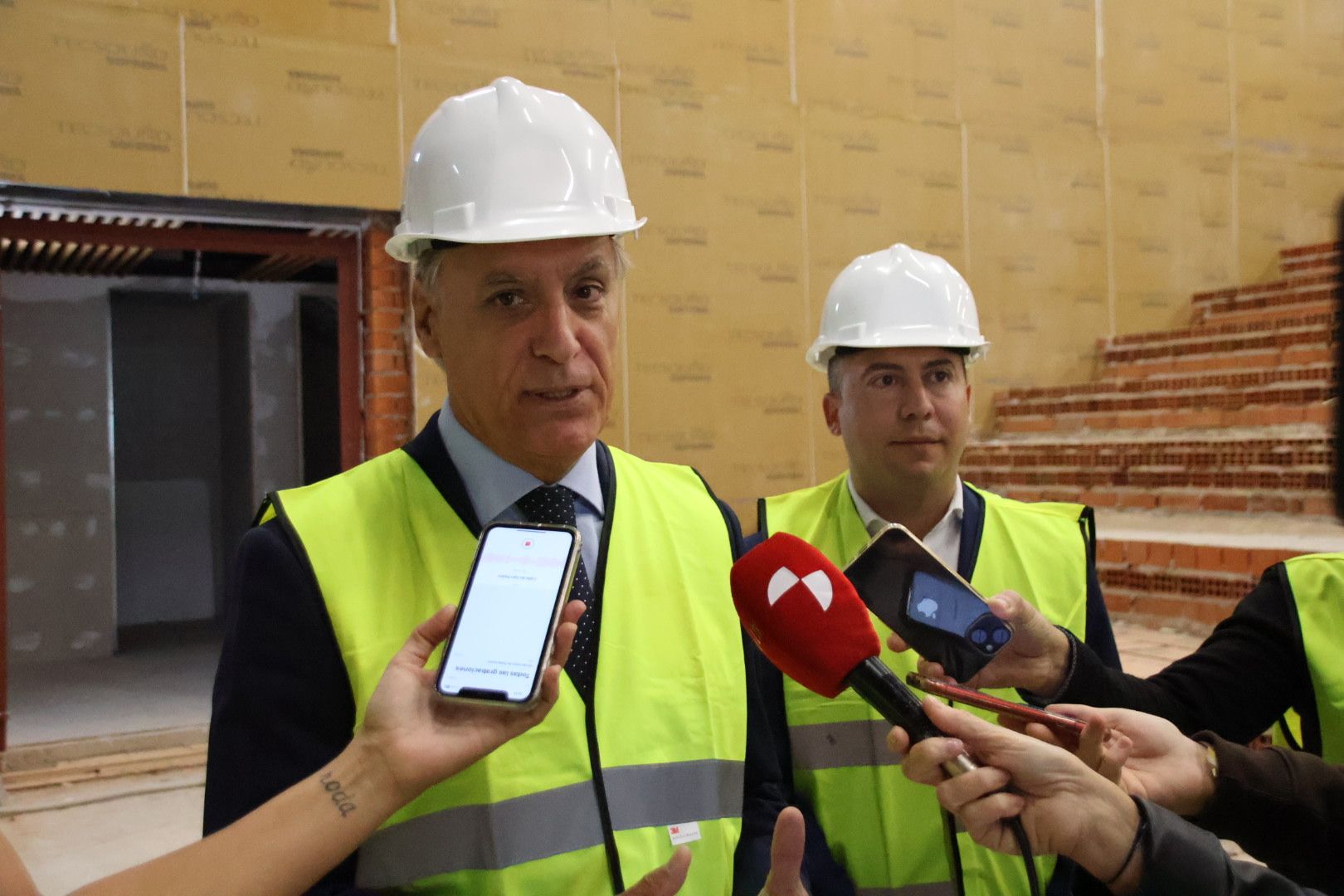 Carlos García Carbayo, visita las obras de construcción de la nueva biblioteca municipal Carmen Martín Gaite