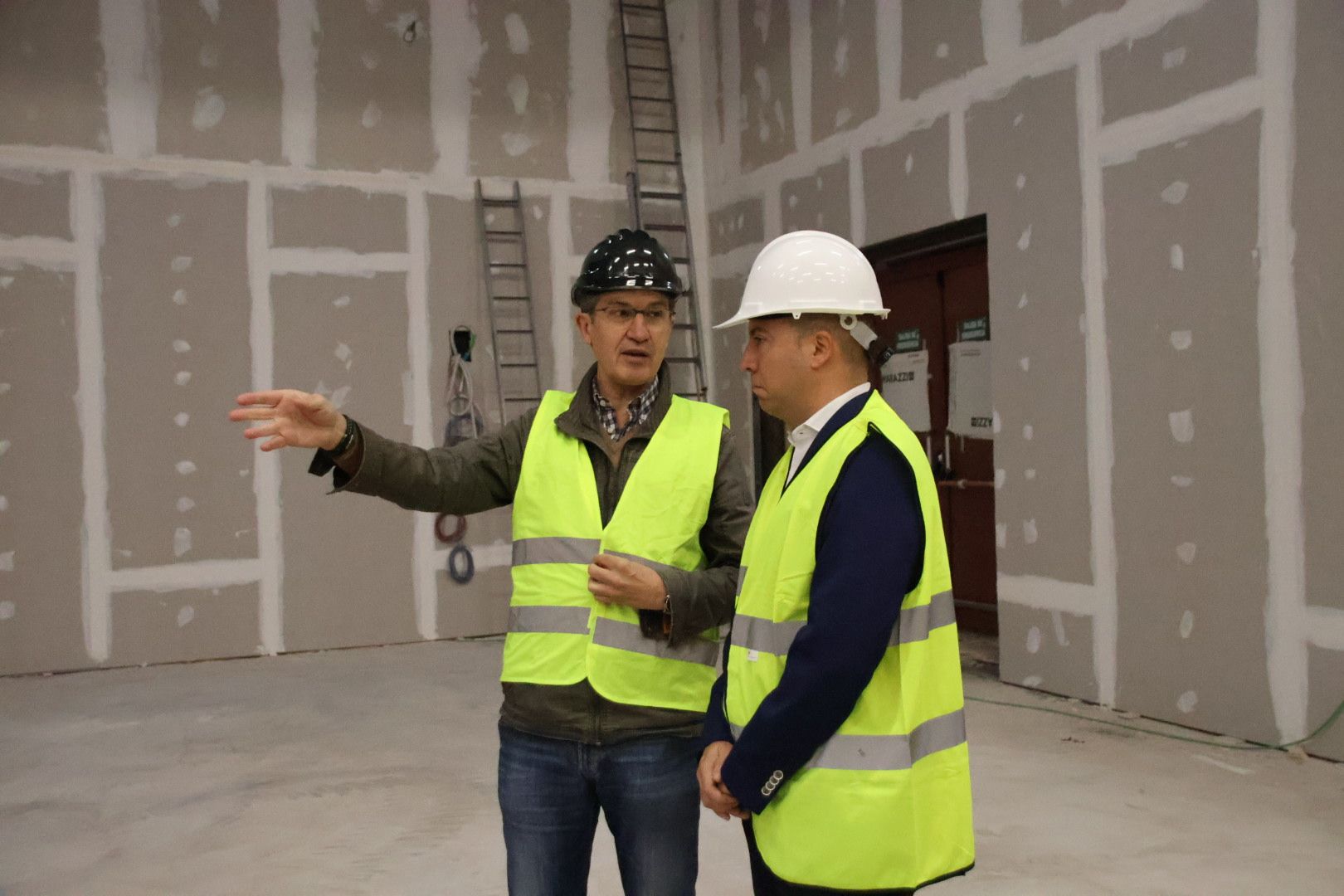 Carlos García Carbayo, visita las obras de construcción de la nueva biblioteca municipal Carmen Martín Gaite