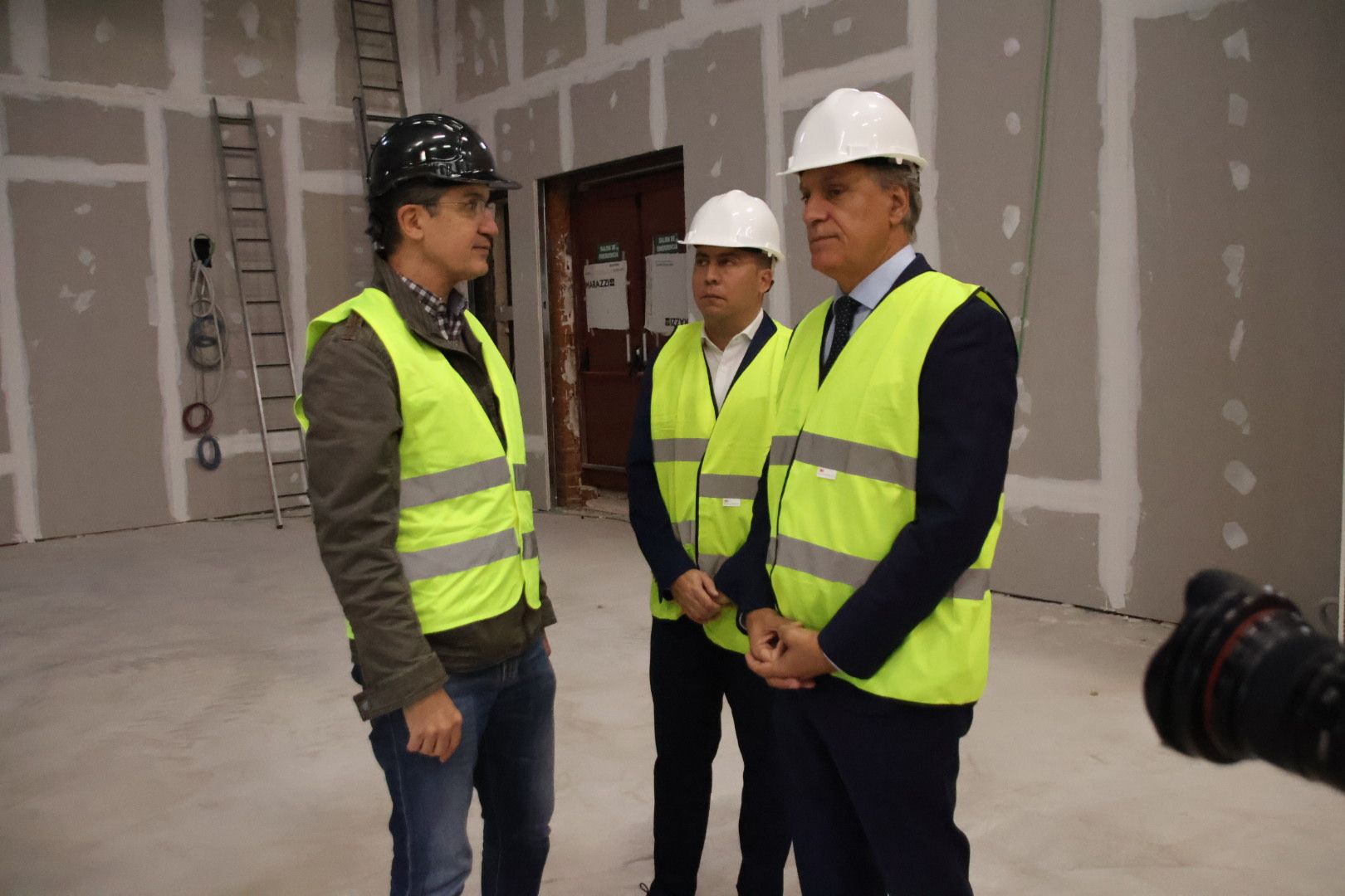 Carlos García Carbayo, visita las obras de construcción de la nueva biblioteca municipal Carmen Martín Gaite