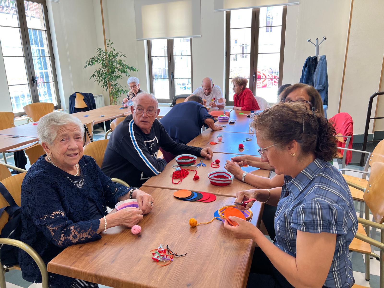 Un taller de manualidades para personas mayores realizado anteriormente en Carbajosa de la Sagrada