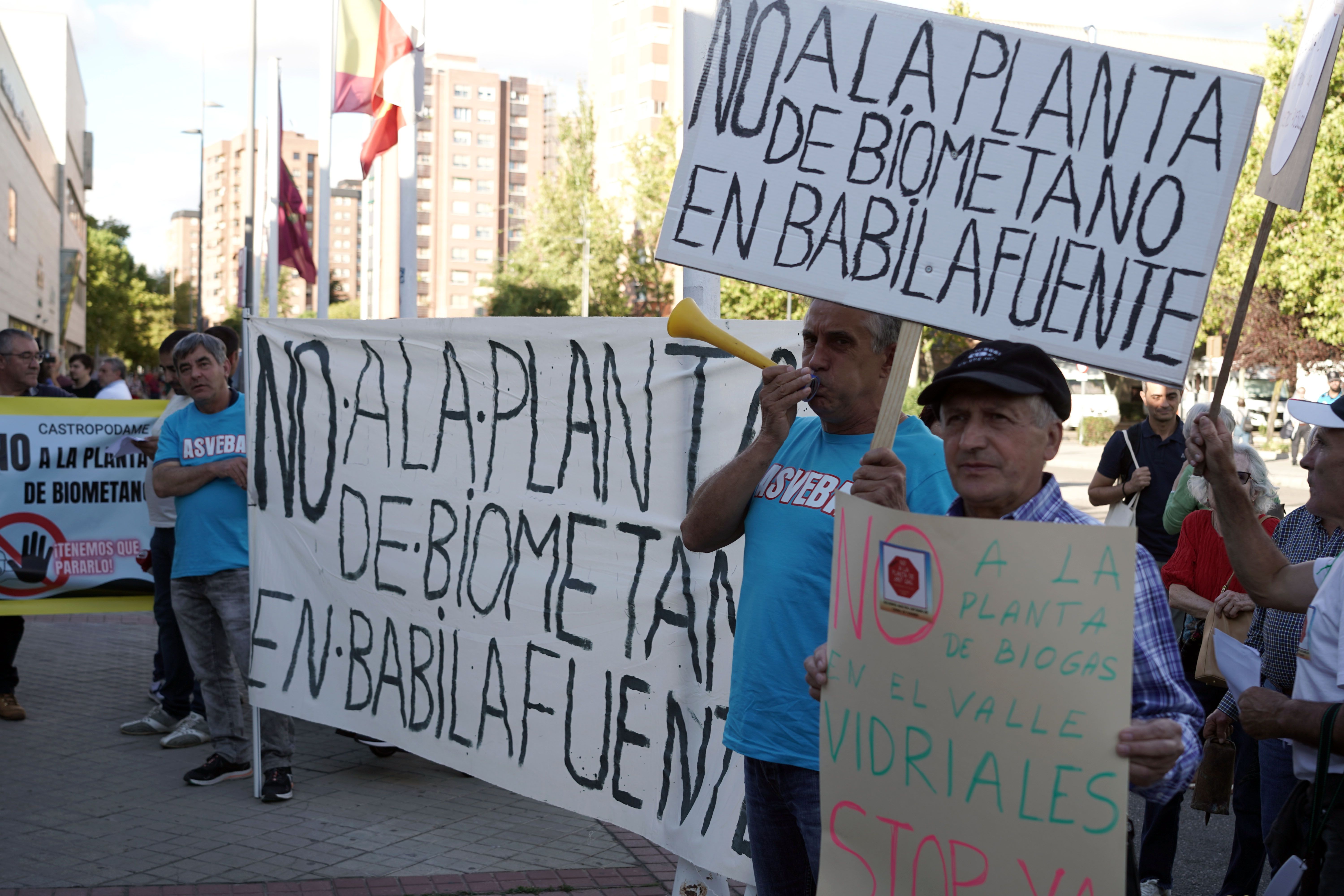 Vecinos de Babilafuente y Villamayor se manifiestan en Valladolid contra las plantas de biogás. Foto Rubén Cacho / ICAL