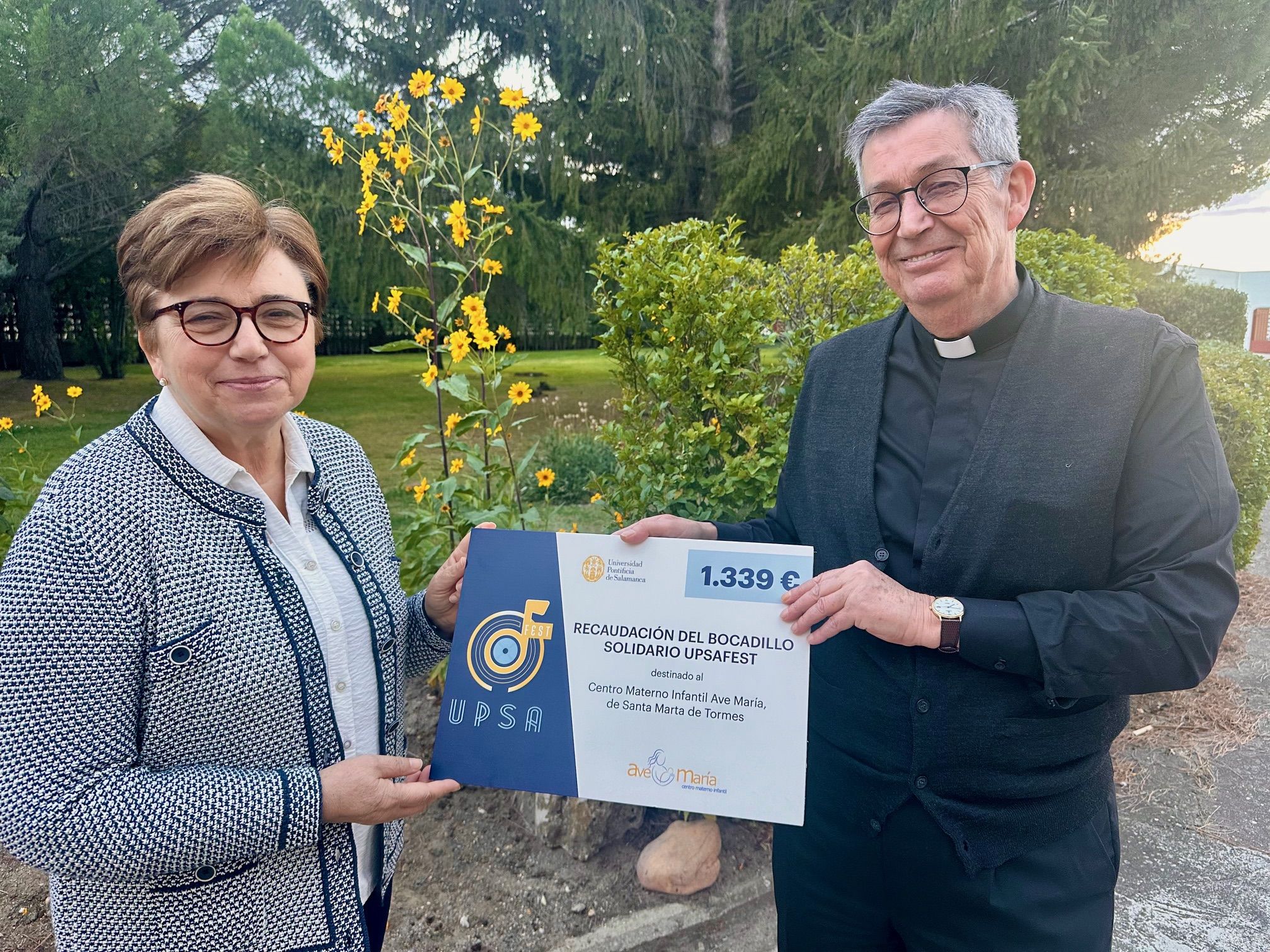 Chari Álvarez del centro Ave María y el rector de la UPSA, Santiago García-Jalón