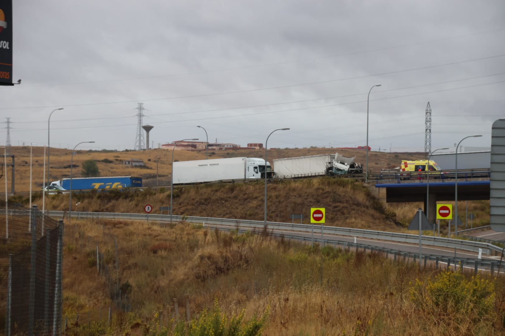 Dos camiones chocan en la A 62 (2)