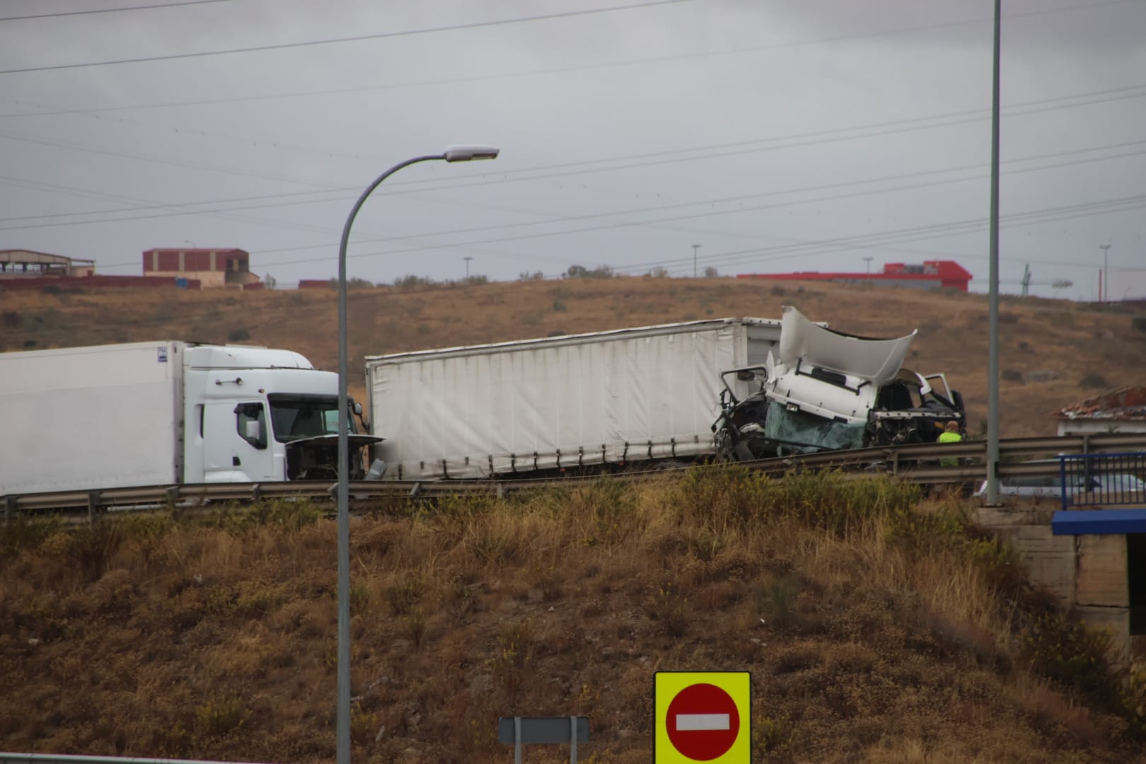 Dos camiones chocan en la A 62 (3)