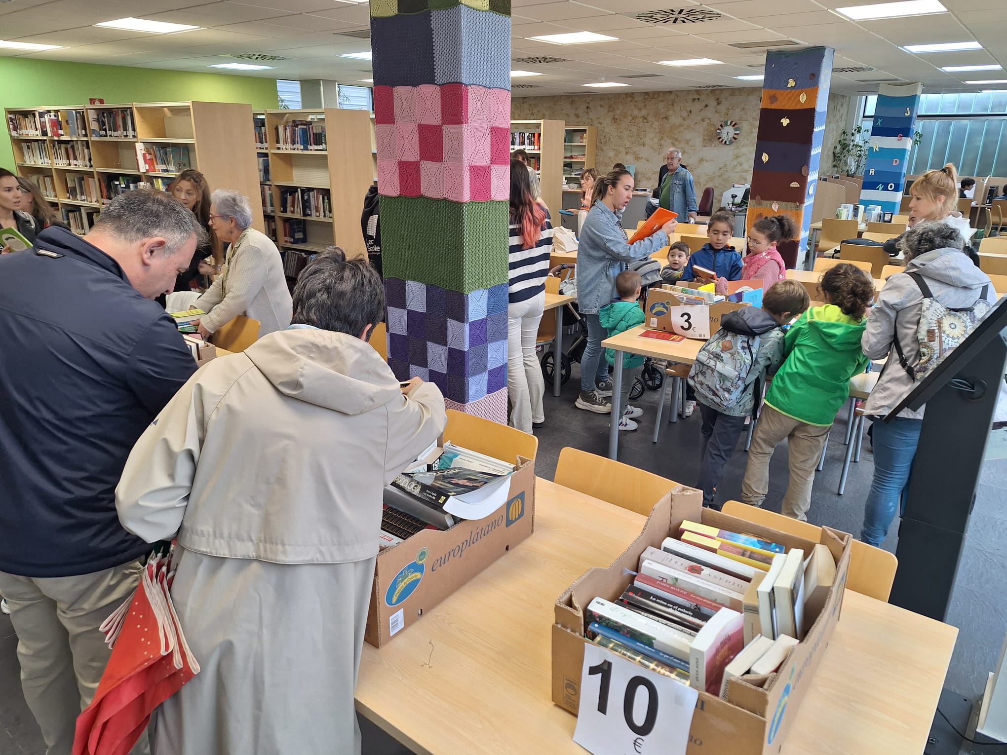 Mercadillo solidario de libros a favor de la ELA en la biblioteca de Villamayor 