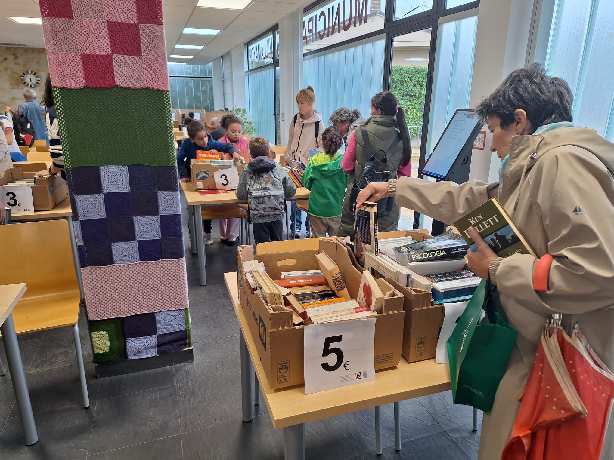 Mercadillo solidario de libros a favor de la ELA en la biblioteca de Villamayor 