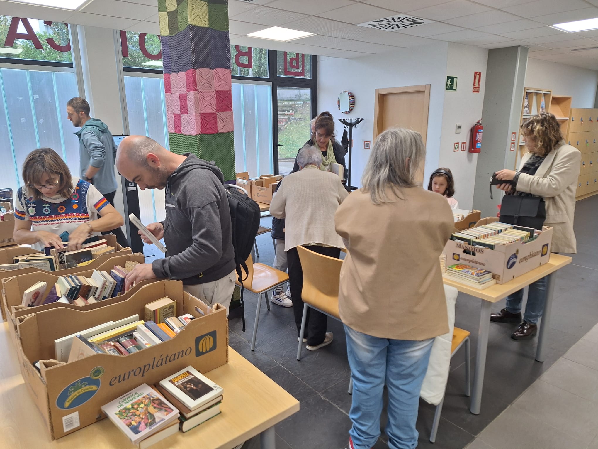 Mercadillo solidario de libros a favor de la ELA en la biblioteca de Villamayor 