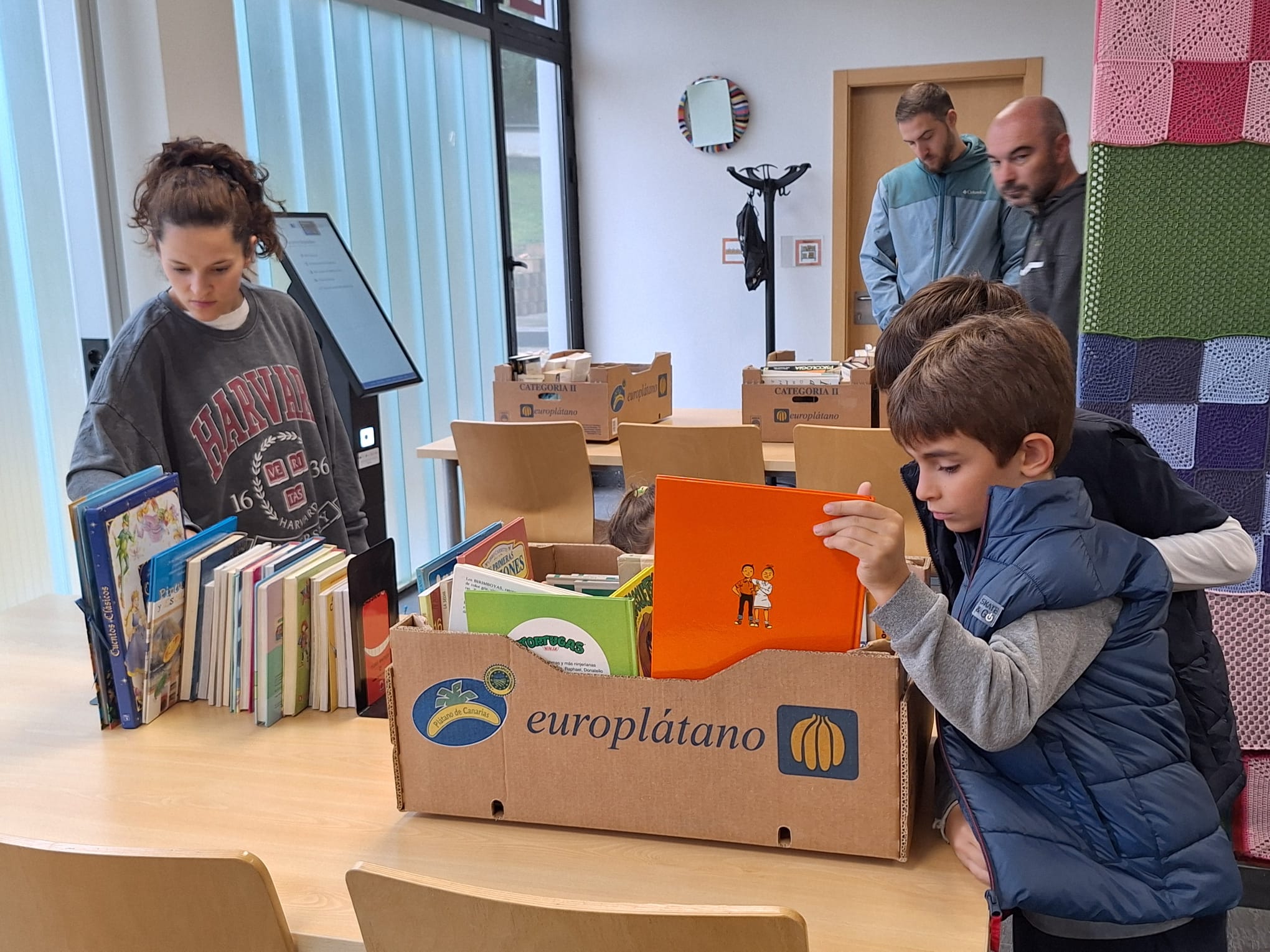 Mercadillo solidario de libros a favor de la ELA en la biblioteca de Villamayor 