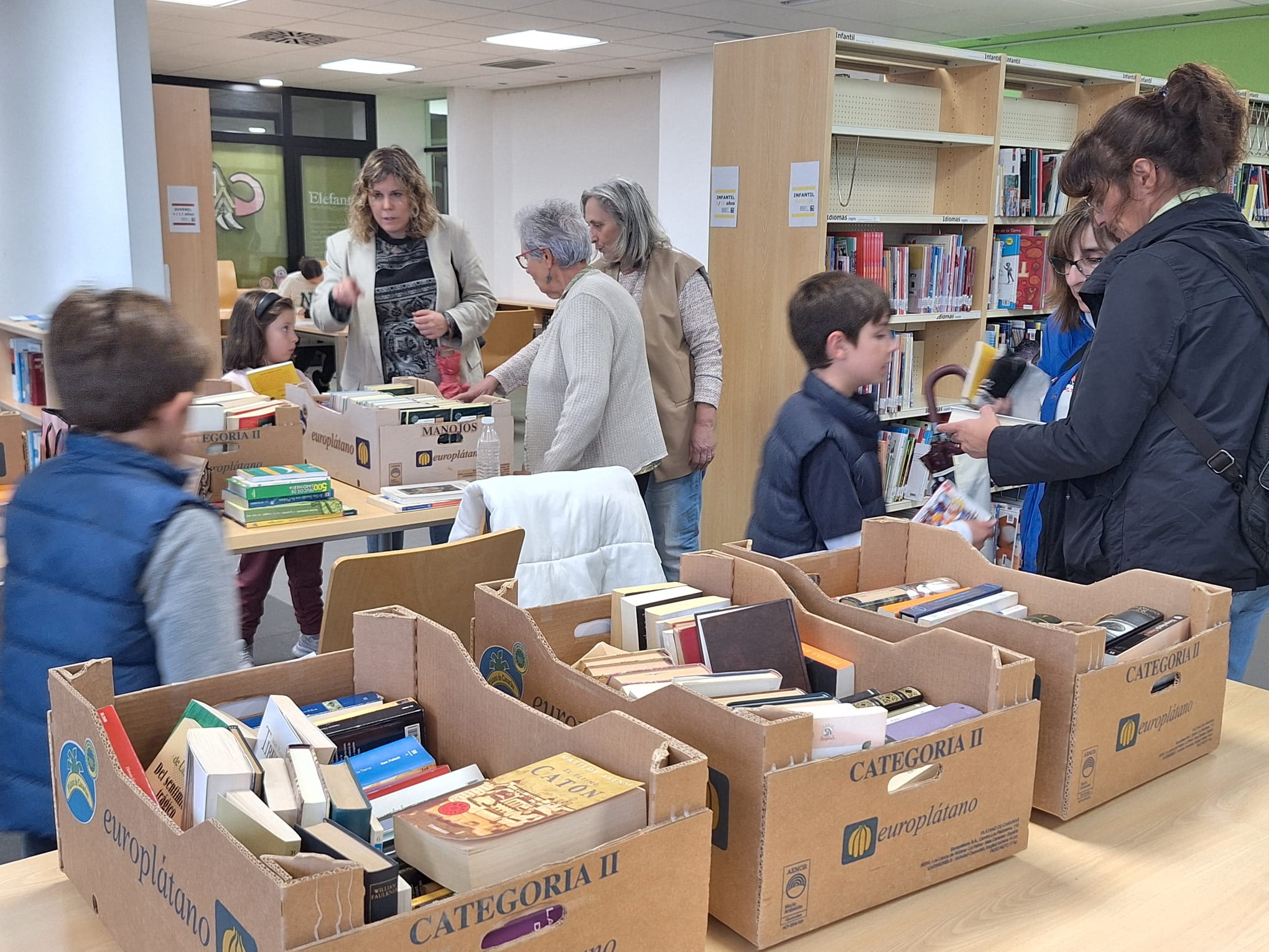 Mercadillo solidario de libros a favor de la ELA en la biblioteca de Villamayor 