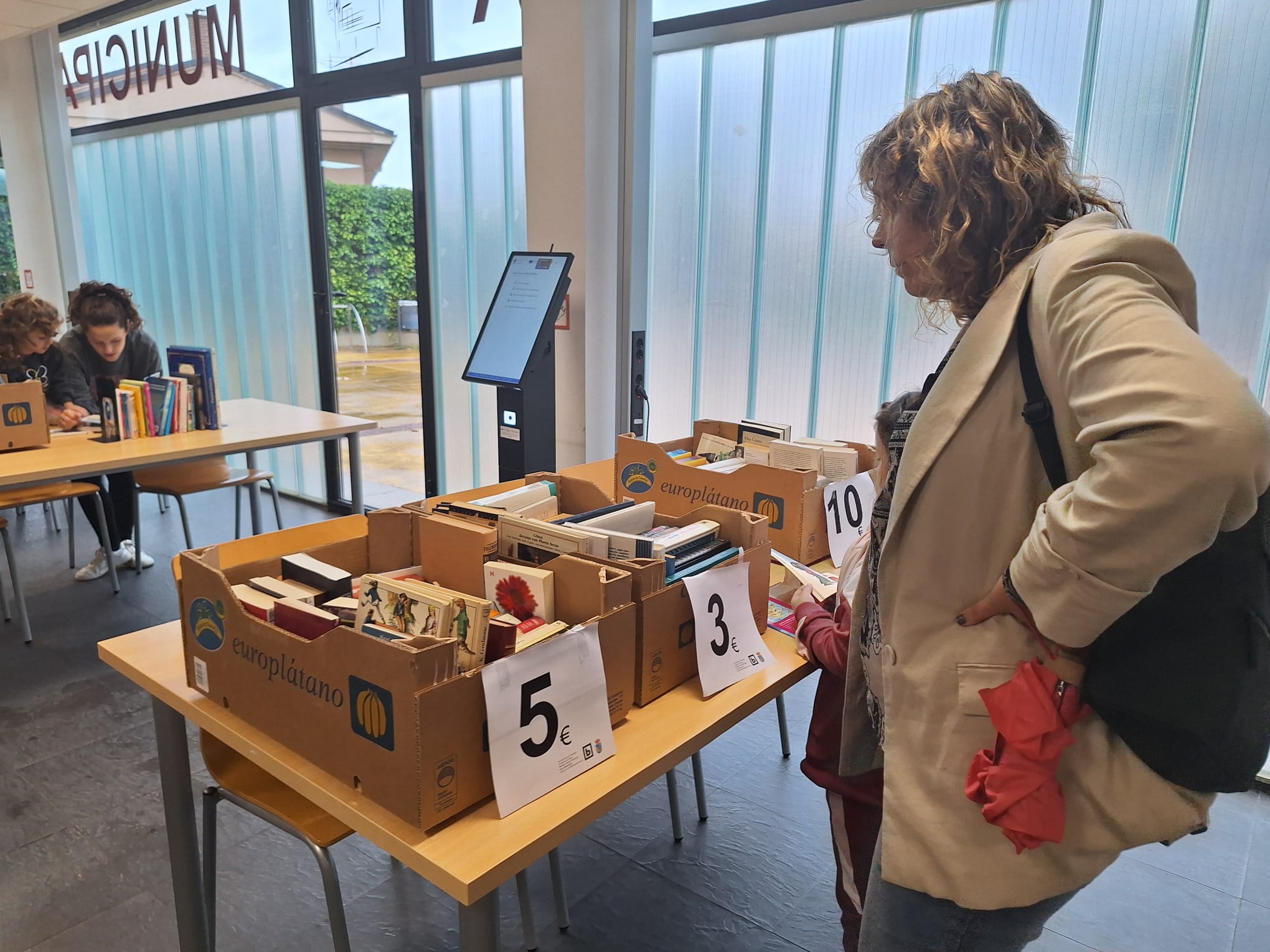 Mercadillo solidario de libros a favor de la ELA en la biblioteca de Villamayor 