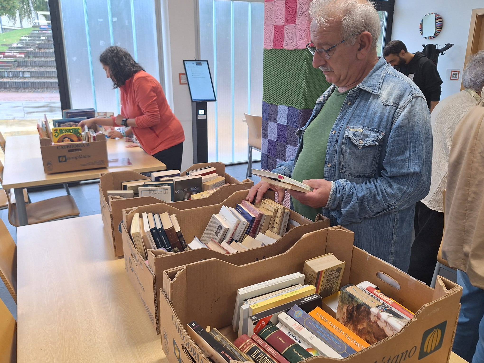 Mercadillo solidario de libros a favor de la ELA en la biblioteca de Villamayor 