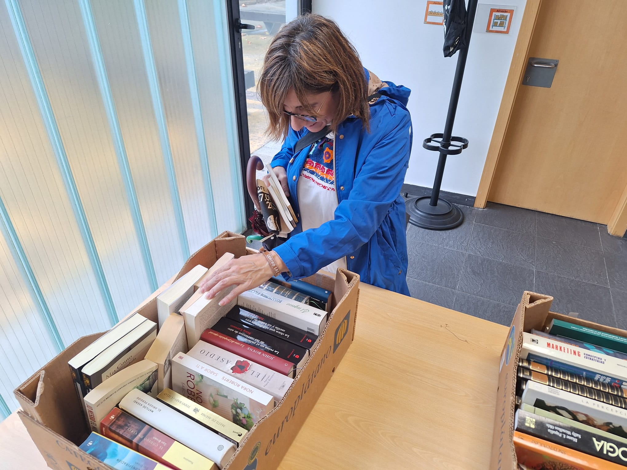 Mercadillo solidario de libros a favor de la ELA en la biblioteca de Villamayor 