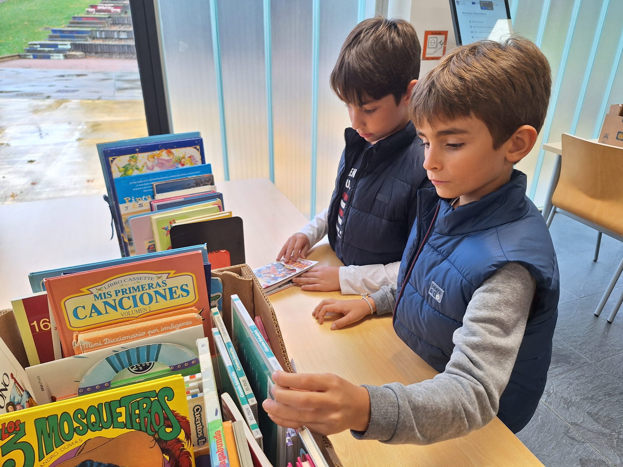 Mercadillo solidario de libros a favor de la ELA en la biblioteca de Villamayor 