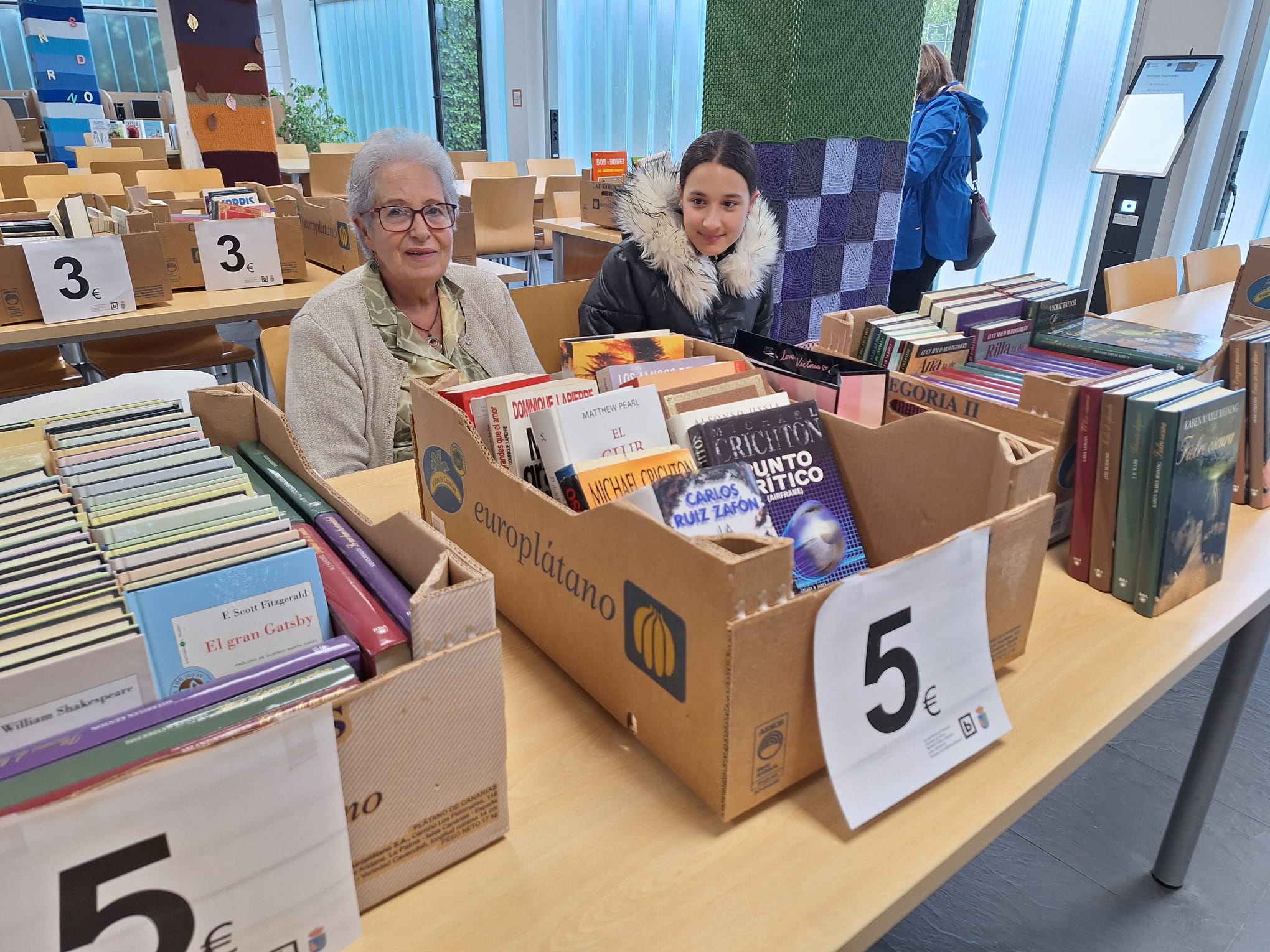 Mercadillo solidario de libros a favor de la ELA en la biblioteca de Villamayor 