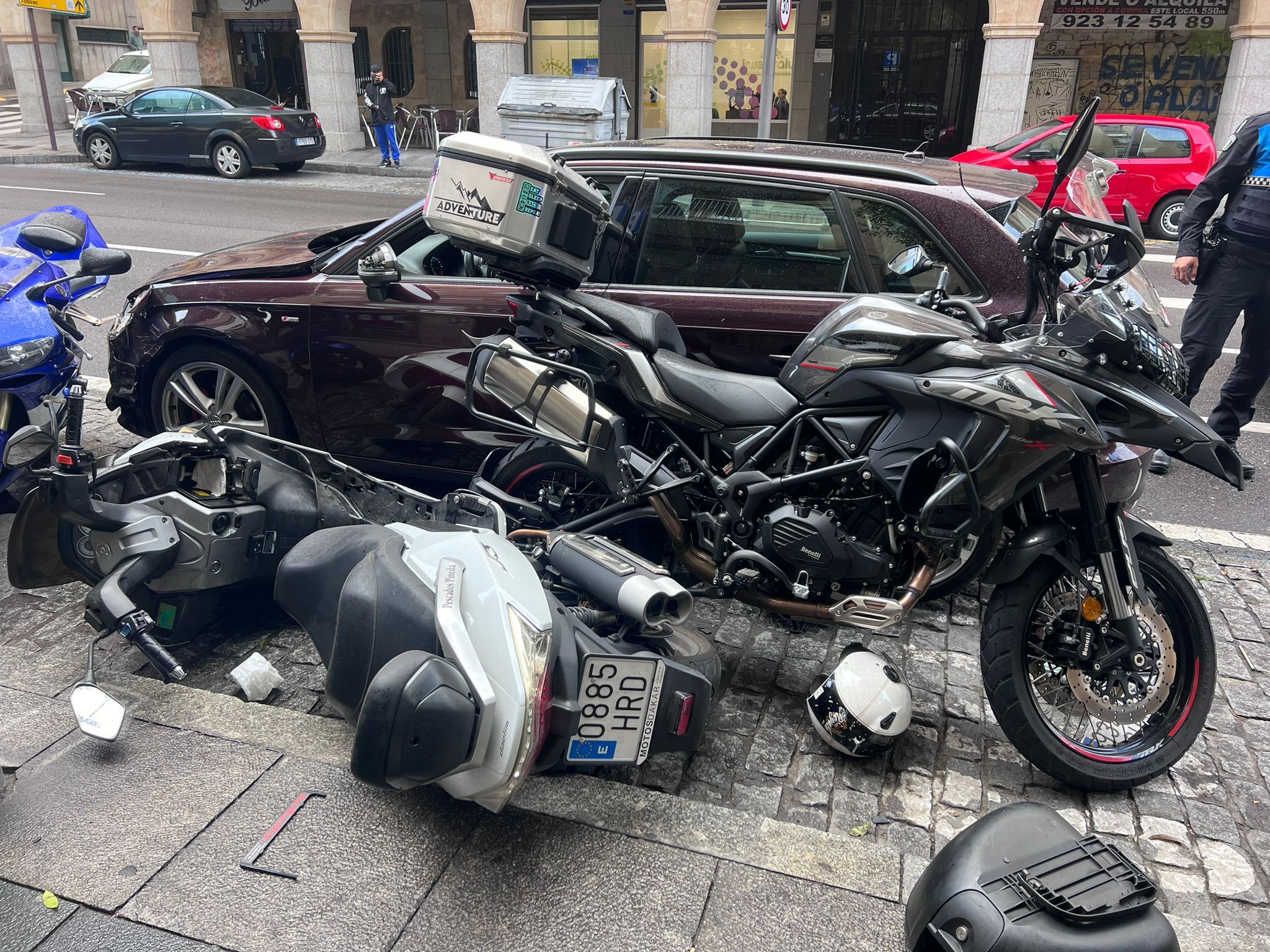 Un coche arrolla varias motos en la Gran Vía