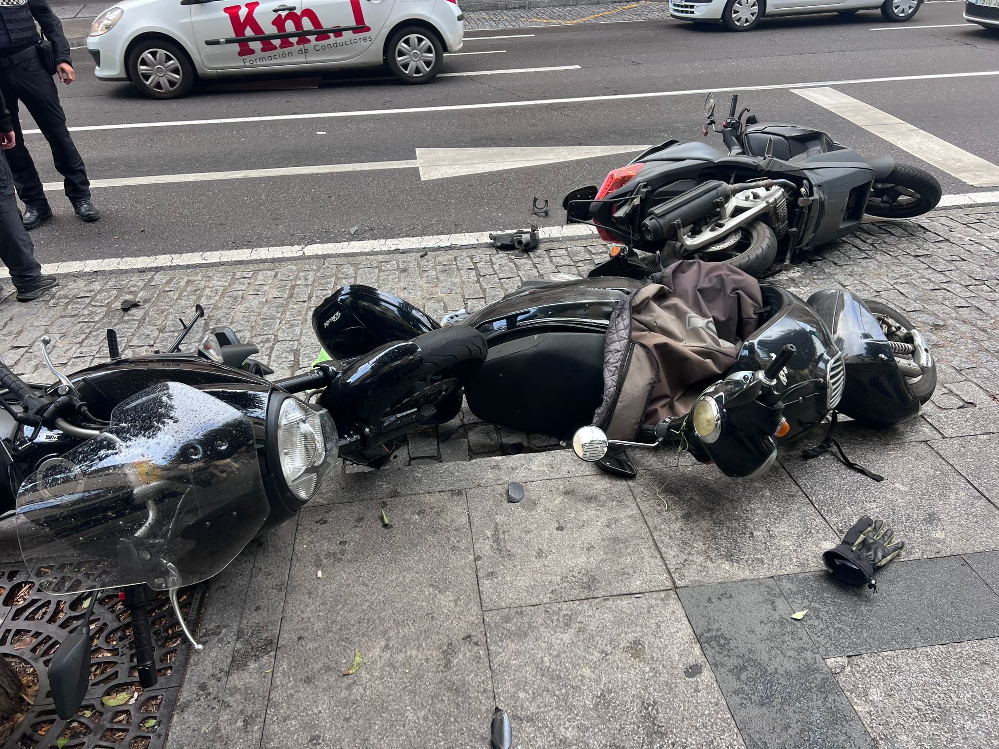 Un coche arrolla varias motos en la Gran Vía