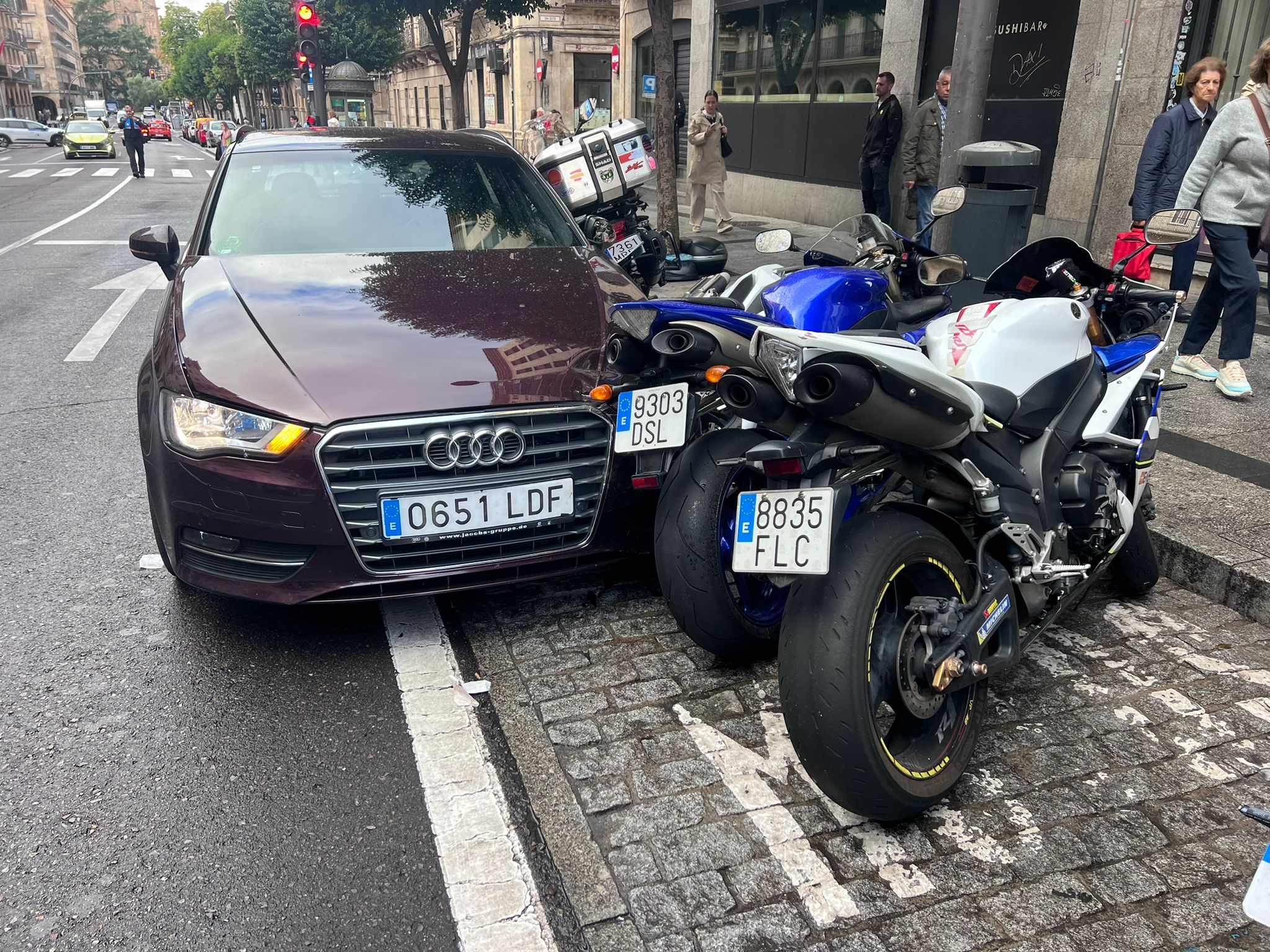 Un coche arrolla varias motos en la Gran Vía