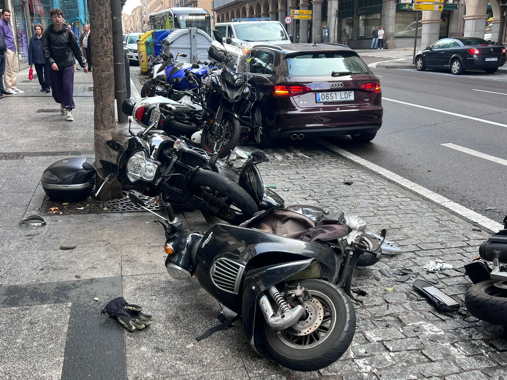 Un coche arrolla varias motos en la Gran Vía