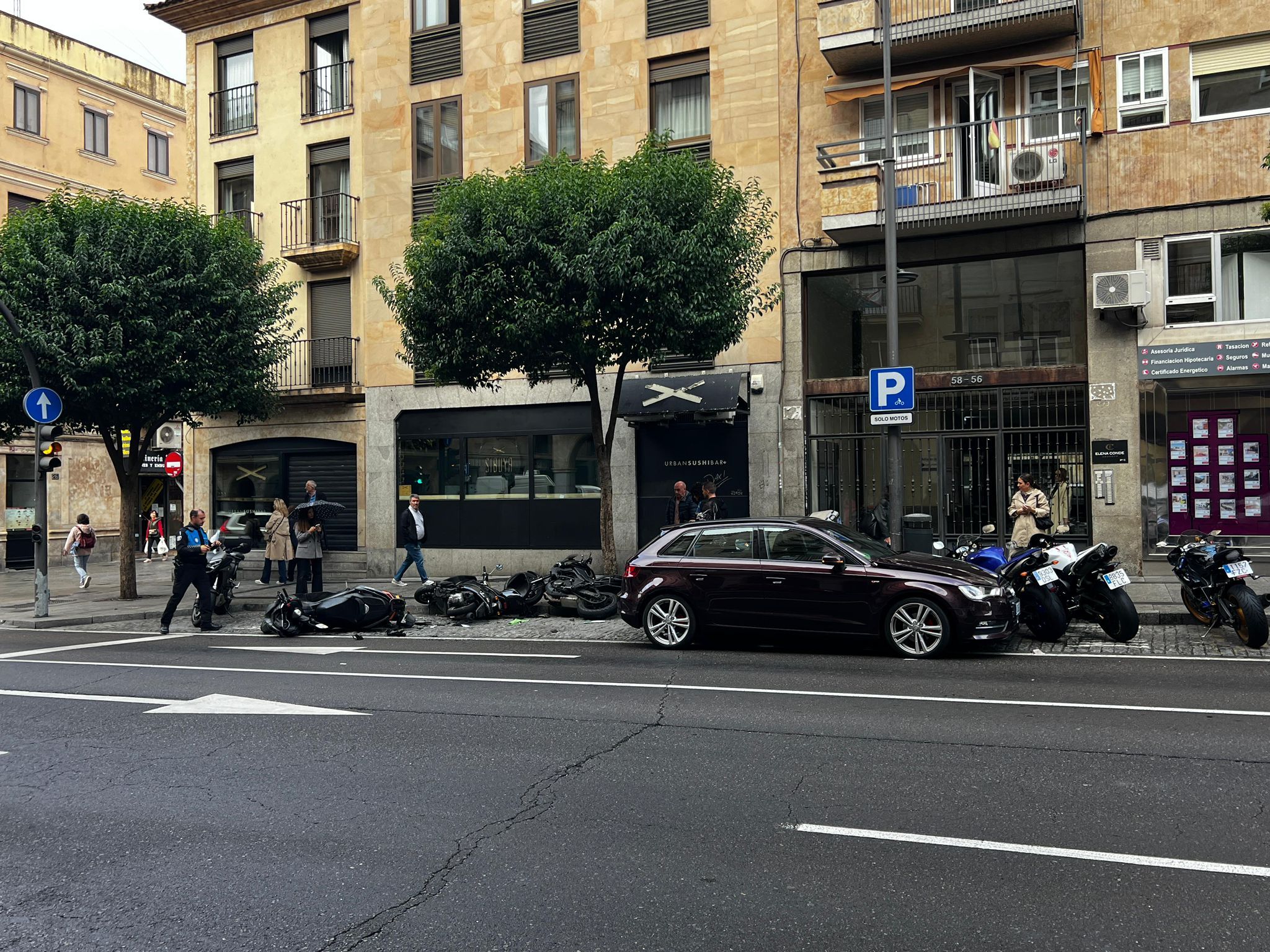 Un coche arrolla varias motos en la Gran Vía