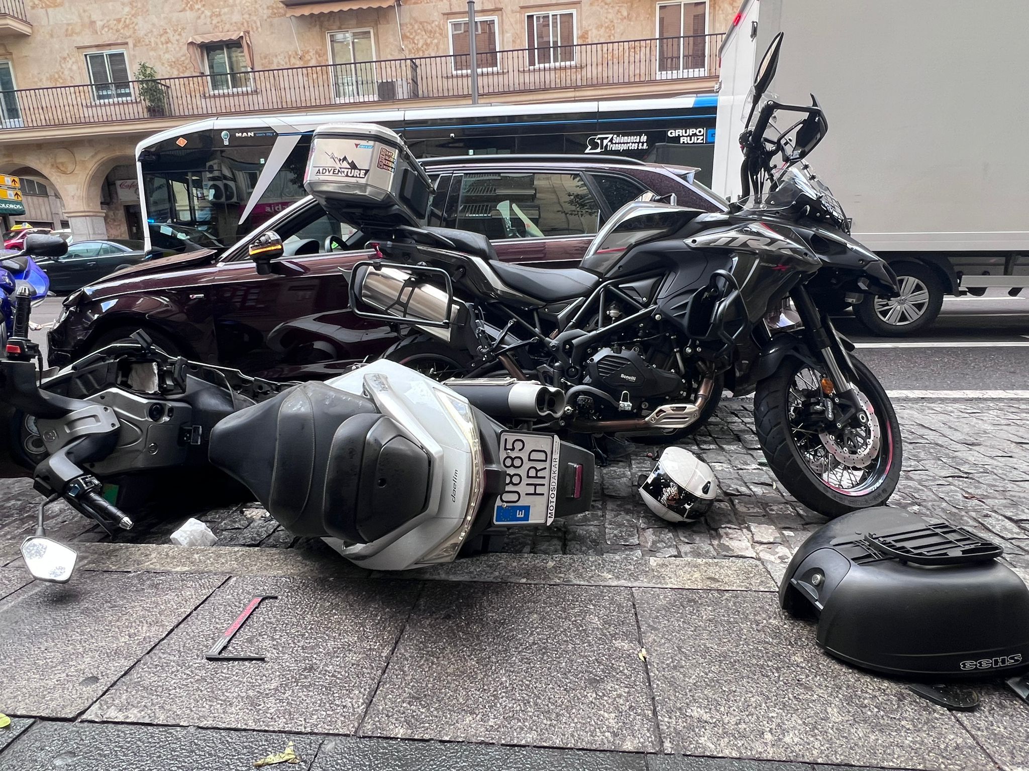 Un coche arrolla varias motos en la Gran Vía