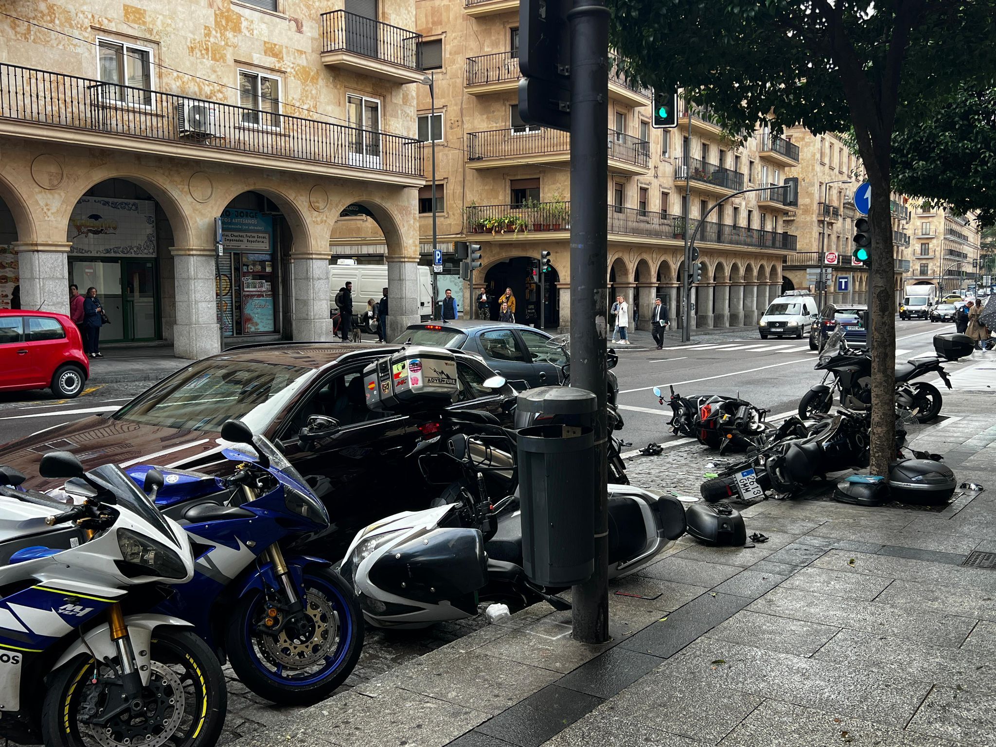 Un coche arrolla varias motos en la Gran Vía