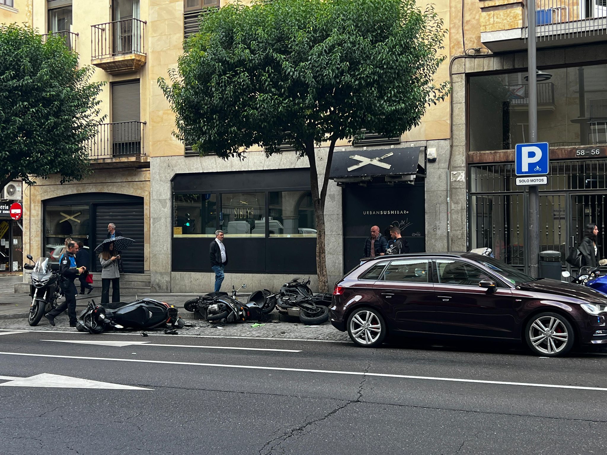 Un coche arrolla varias motos en la Gran Vía