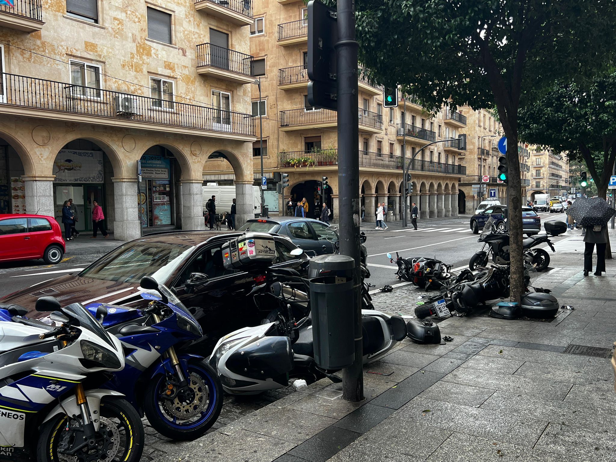 Un coche arrolla varias motos en la Gran Vía