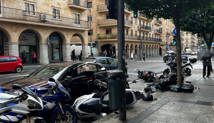 Un coche arrolla varias motos en la Gran Vía