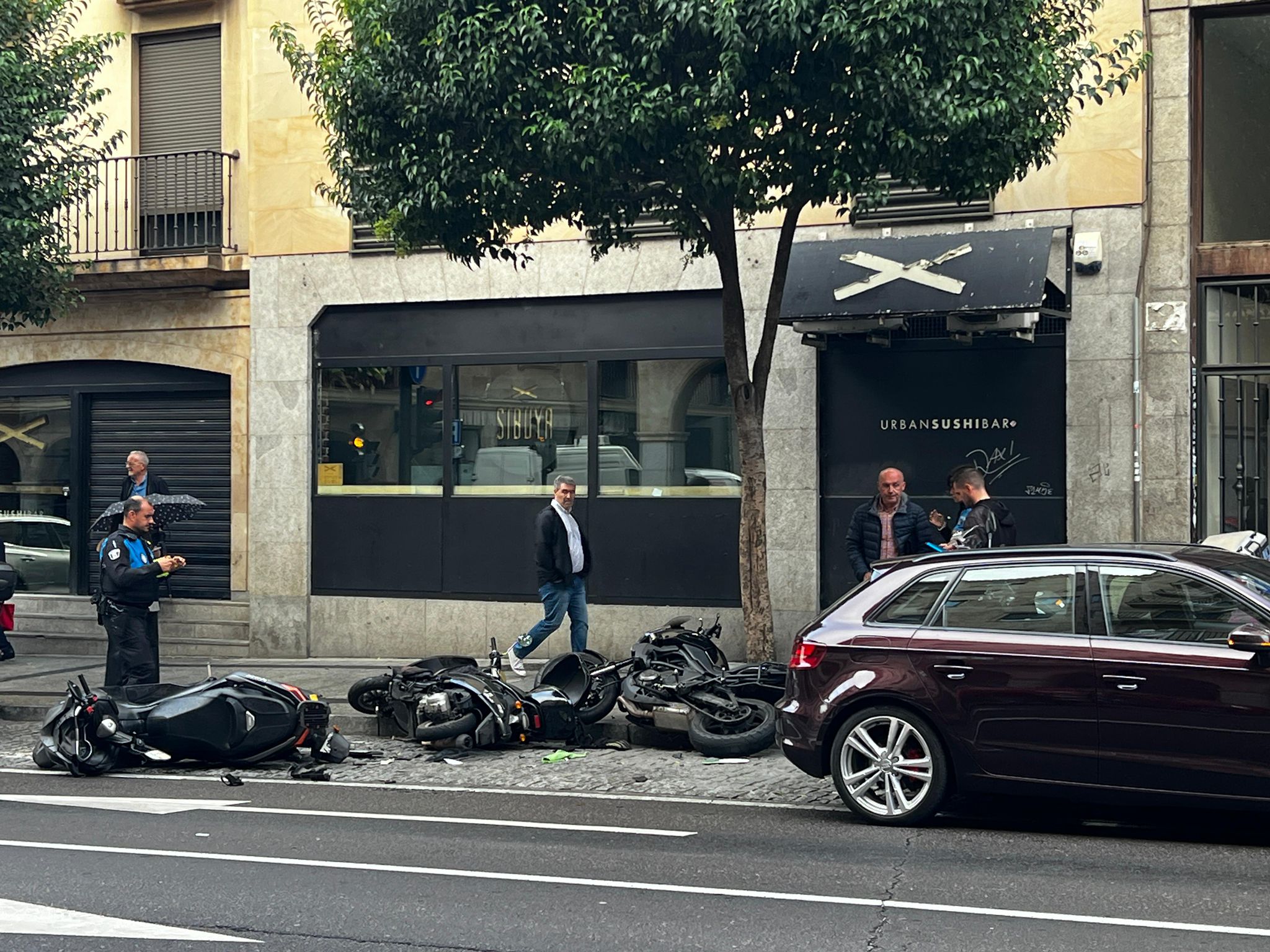 Un coche arrolla varias motos en la Gran Vía