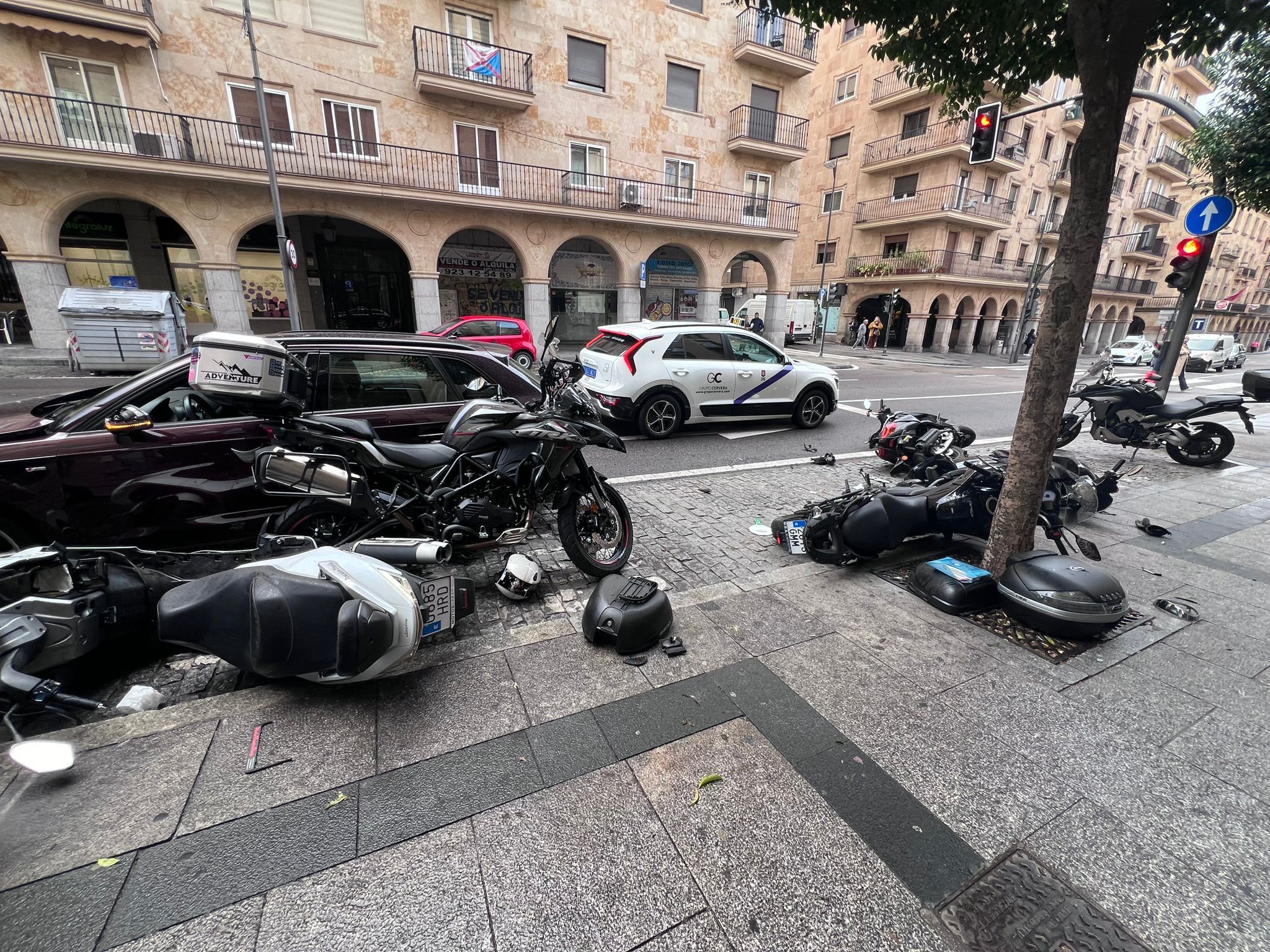 Un coche arrolla varias motos en la Gran Vía