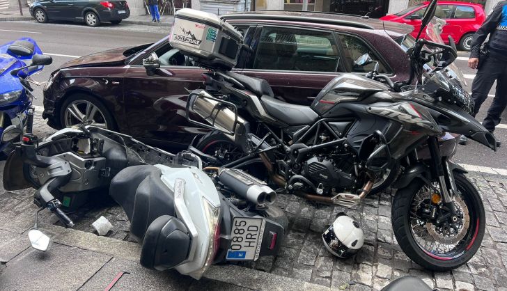 Un coche arrolla varias motos en la Gran Vía