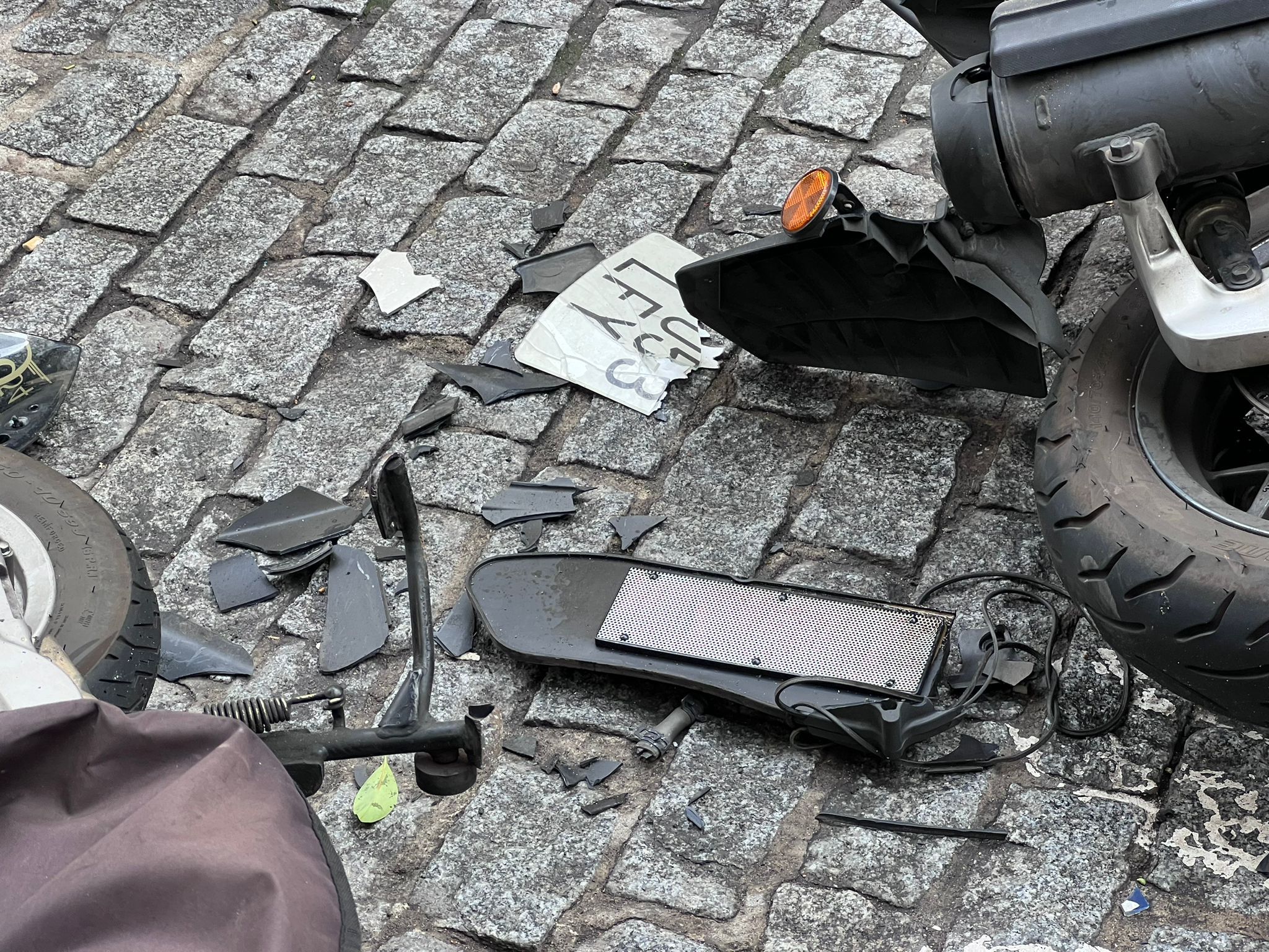 Un coche arrolla varias motos en la Gran Vía