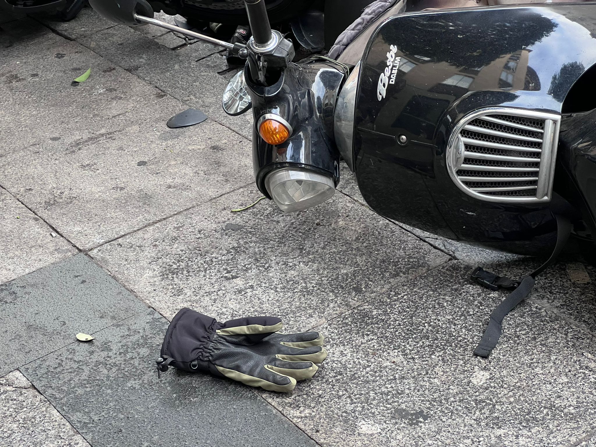 Un coche arrolla varias motos en la Gran Vía