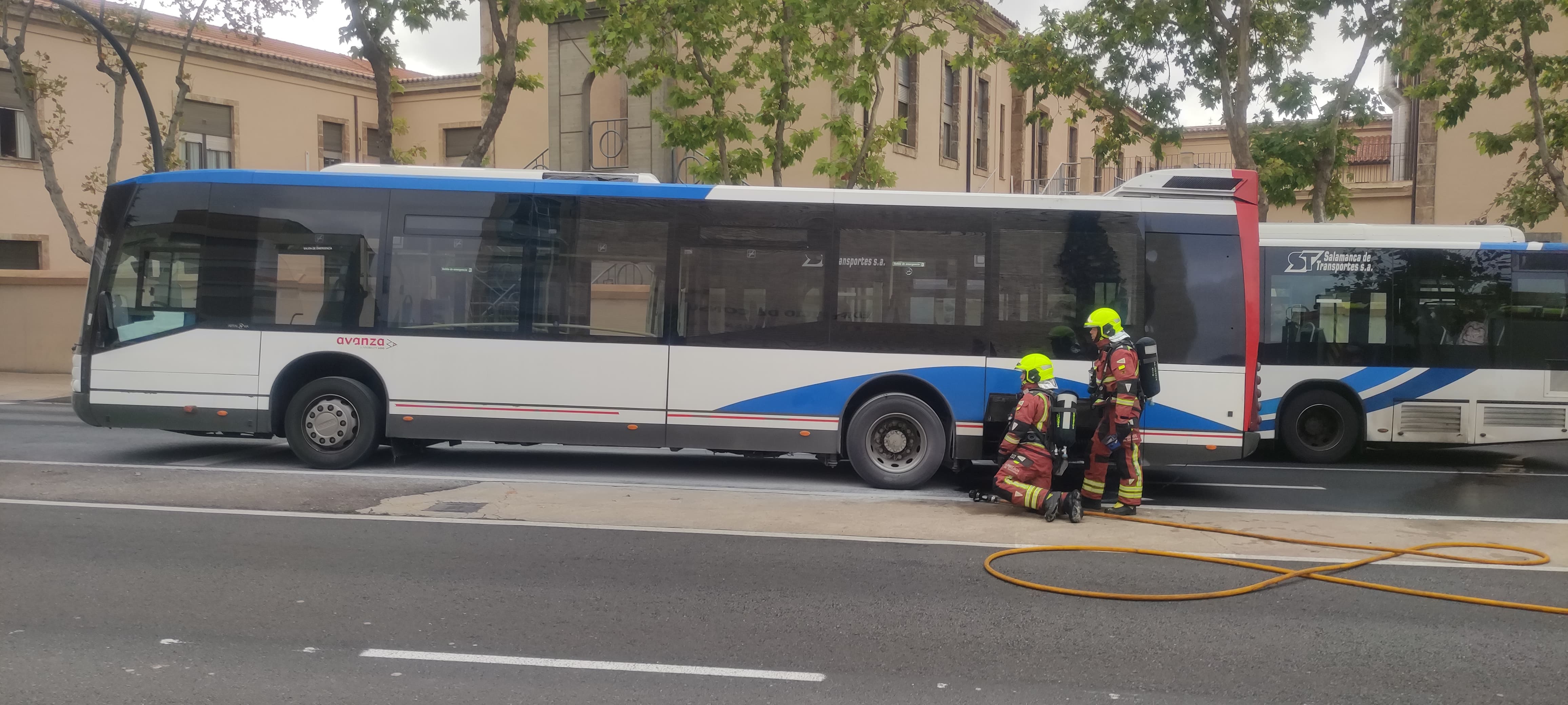  Arde un autobús interurbano de Avanza en el Paseo de San Vicente 