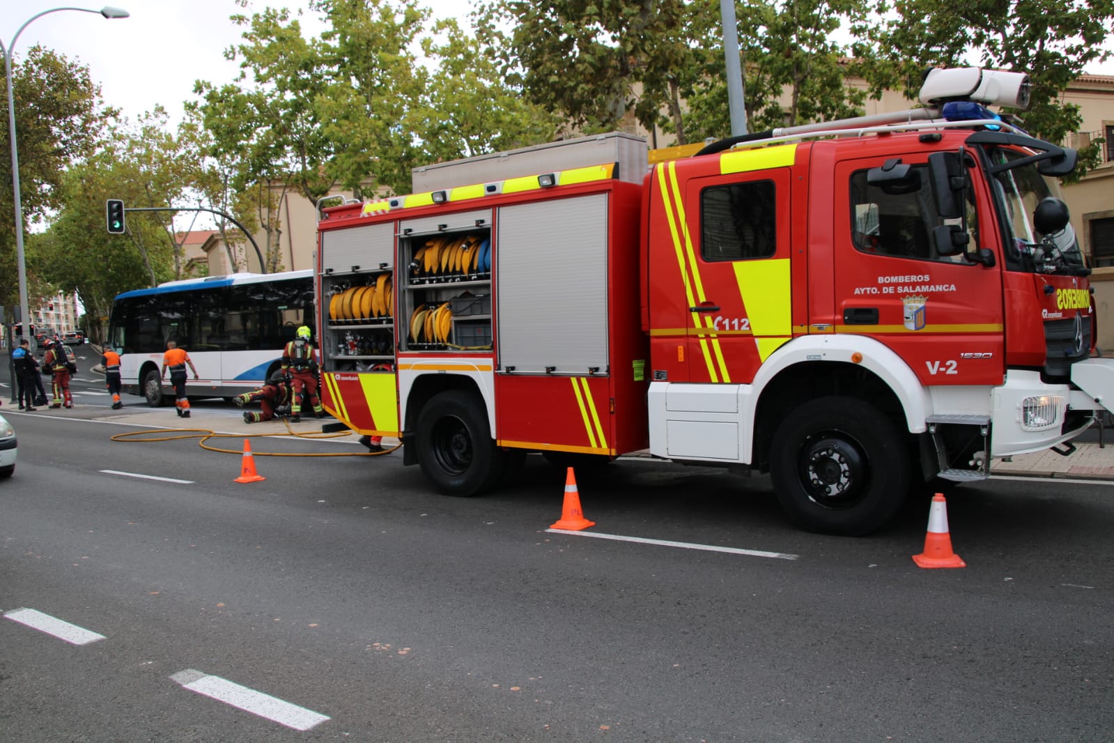  Arde un autobús interurbano de Avanza en el Paseo de San Vicente 