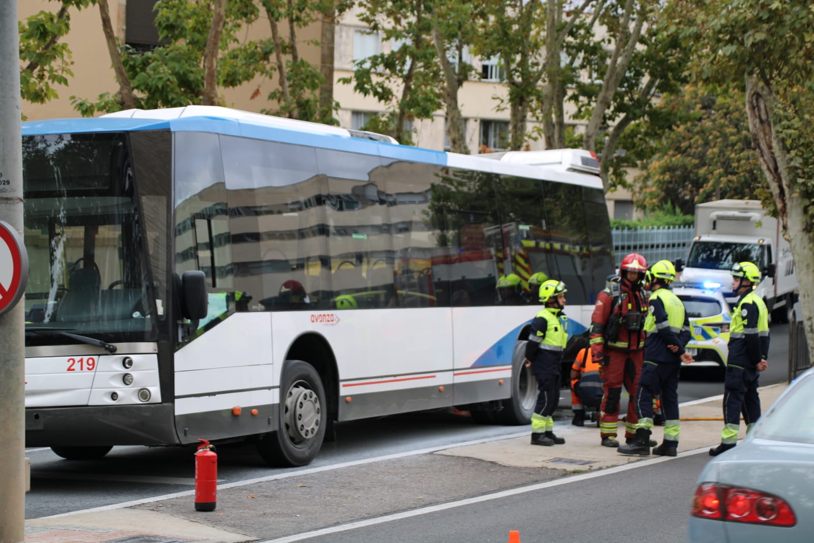  Arde un autobús interurbano de Avanza en el Paseo de San Vicente 