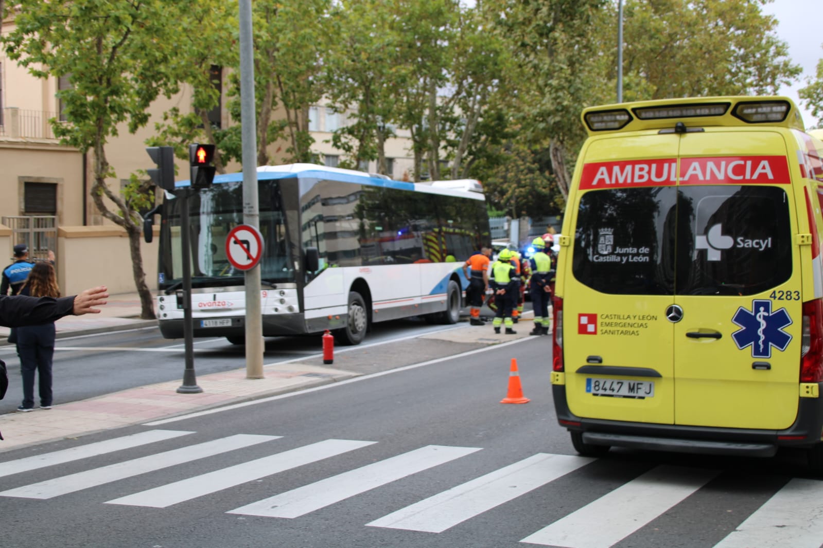  Arde un autobús interurbano de Avanza en el Paseo de San Vicente 