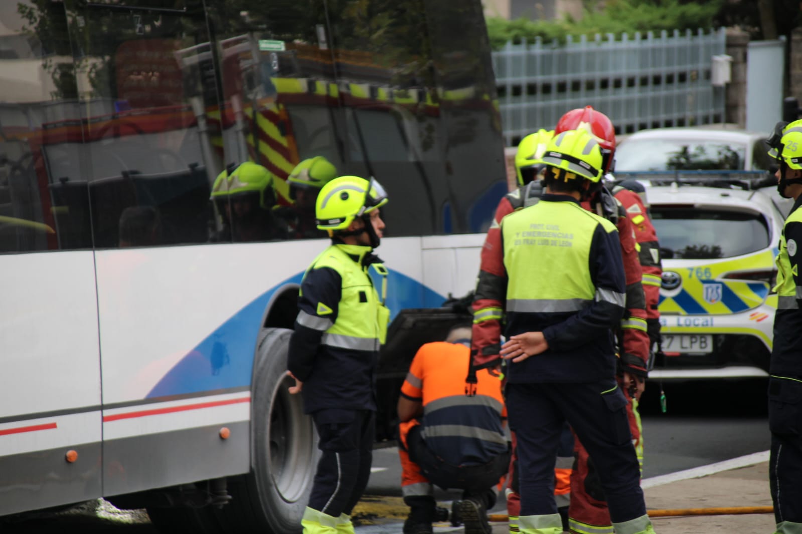  Arde un autobús interurbano de Avanza en el Paseo de San Vicente 